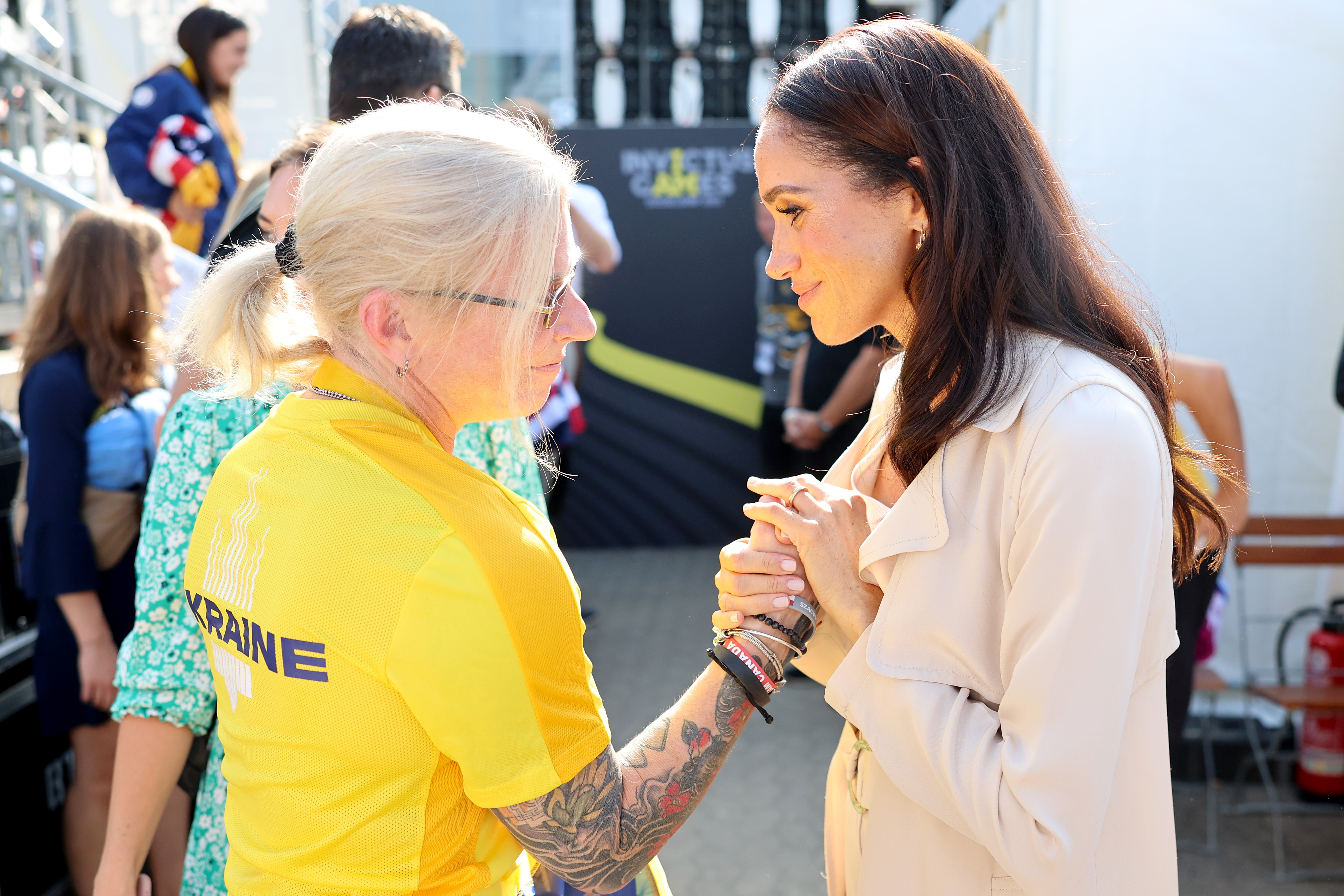 Meghan Markle greets Yuliia 'Taira' Paievska during the Swimming Medals Ceremony during day seven of the Invictus Games Düsseldorf 2023 on September 16, 2023 in Duesseldorf, Germany | Source: Getty Images