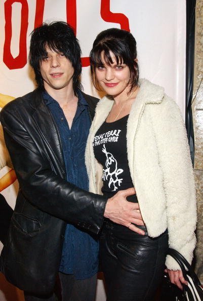 Musician/actor Coyote Shivers (L) and wife Pauley Perrette attend the premeire of the film "Down and Out With the Dolls" on March 11, 2003, at CineSpace in Hollywood, California. | Source: Getty Images.