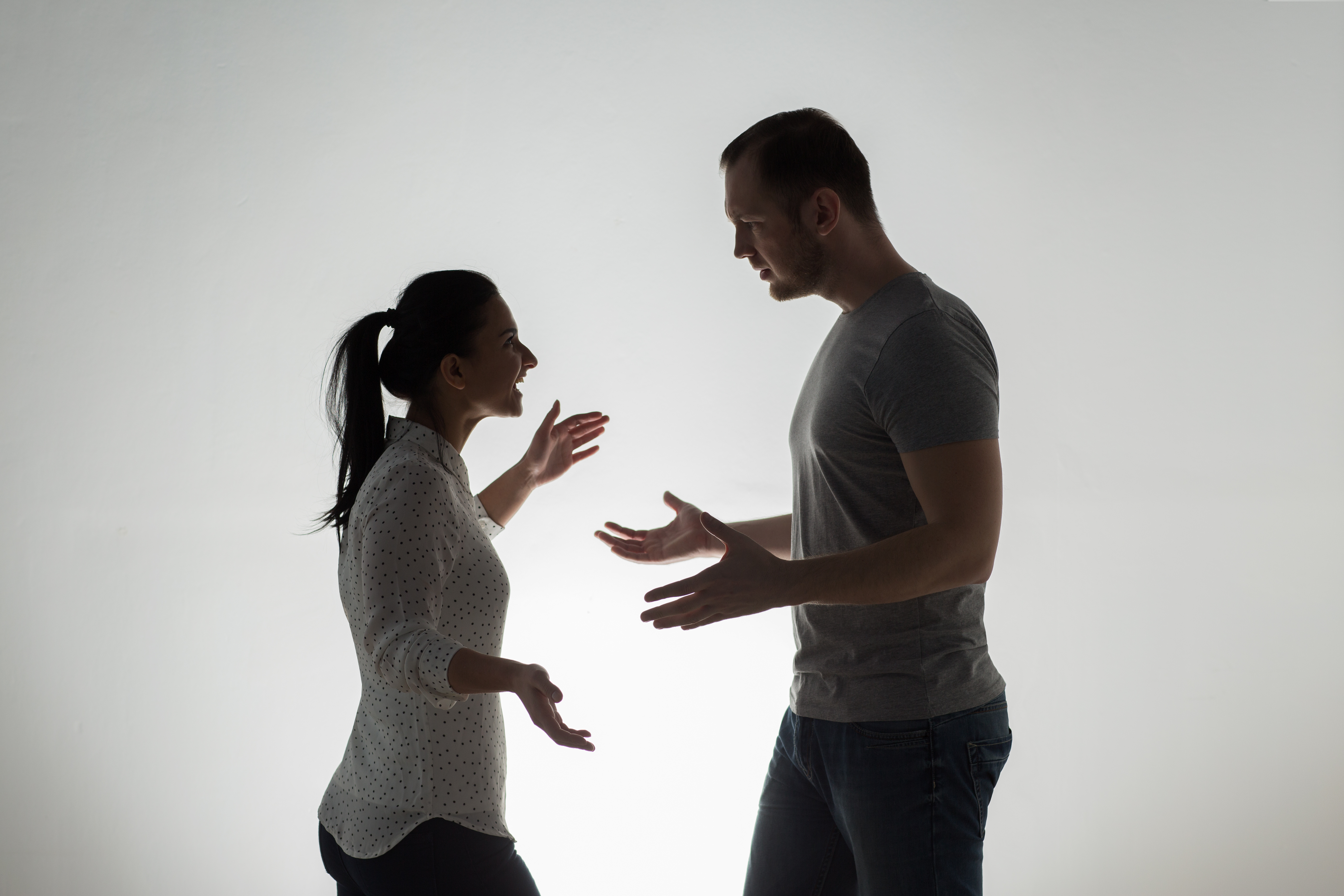 A silhouetted couple arguing | Source: Shutterstock