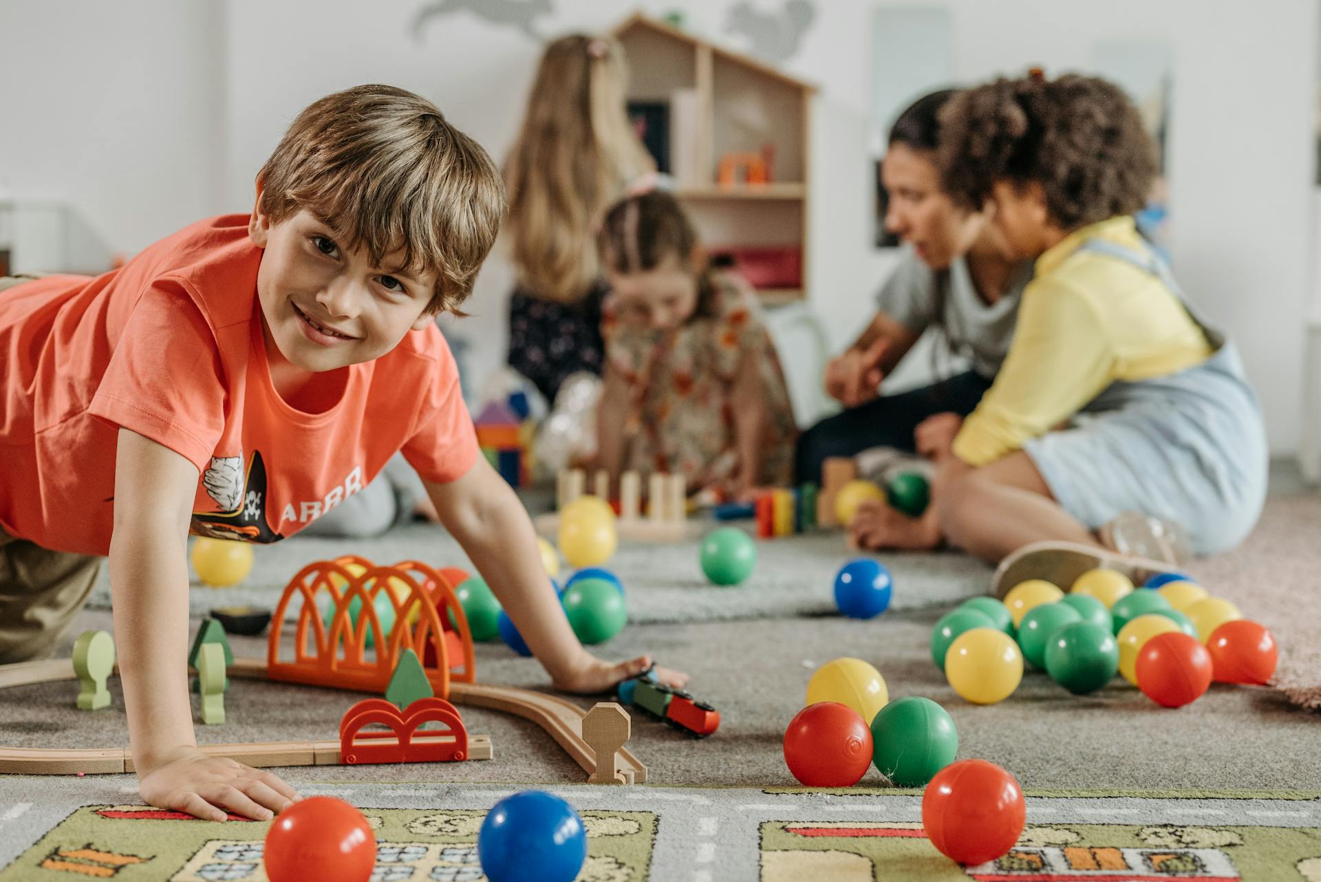 Kids playing on the floor | Source: Pexels