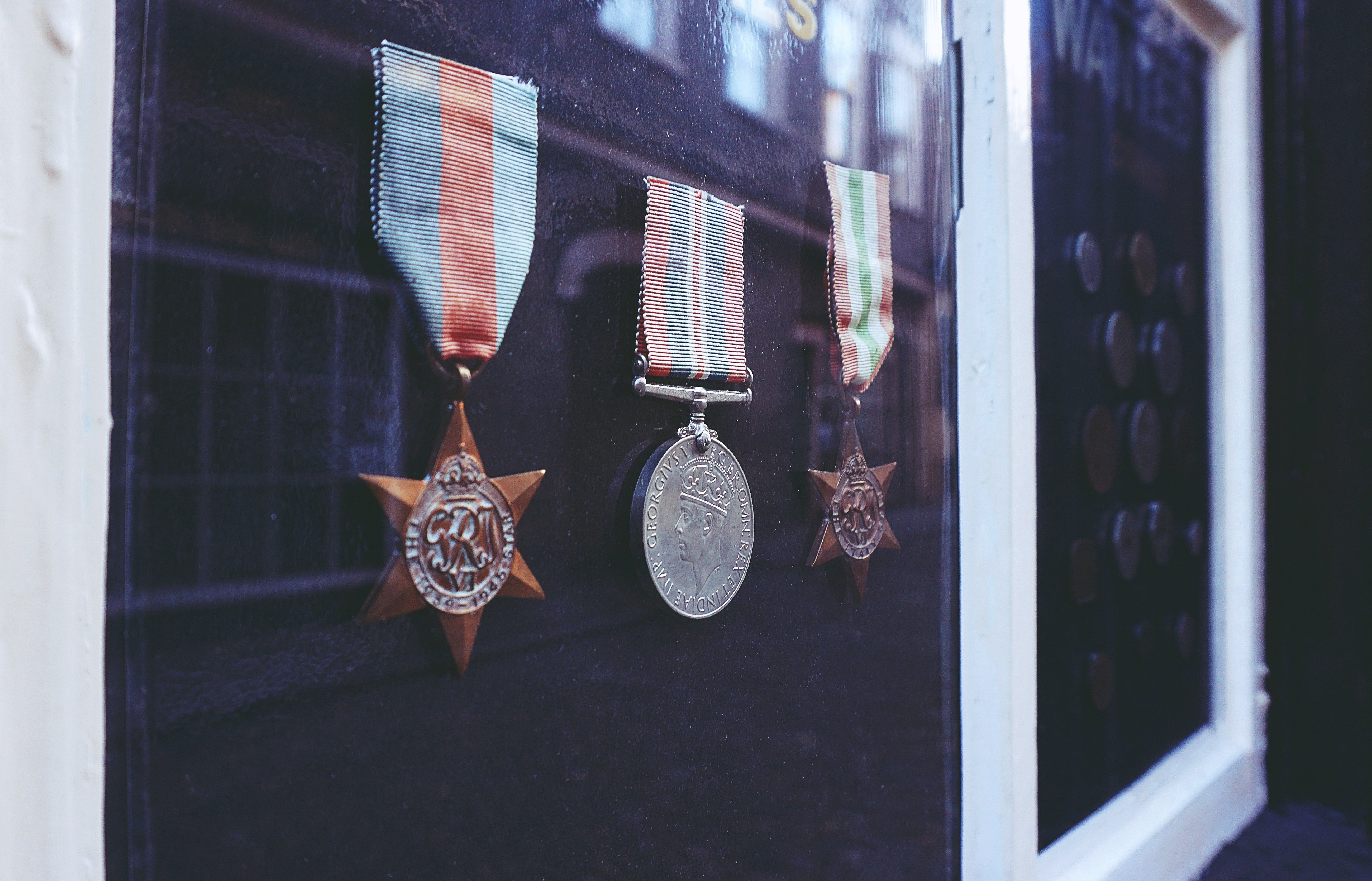 Agnes bought a glass case for Jim's medals  | Photo: Pexels