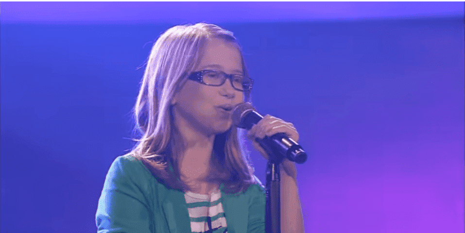 Laura auf der Bühne | Quelle: Screenshot YouTube