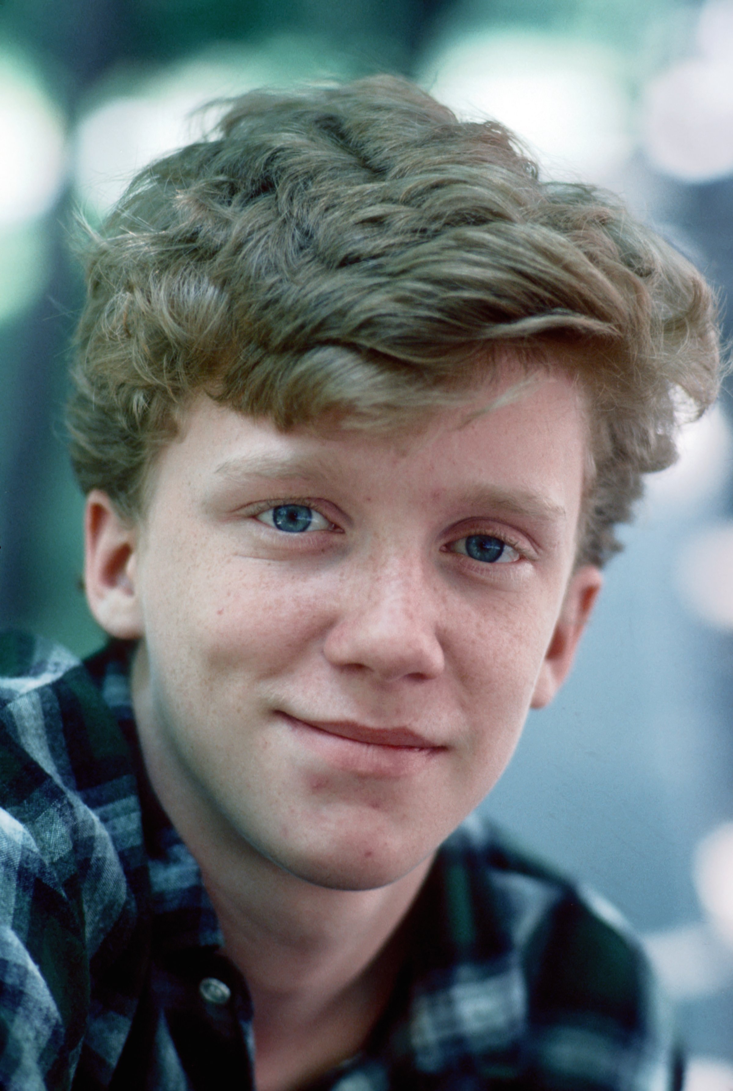 Anthony Michael Hall poses for a portrait session in 1984 | Source: Getty Images 