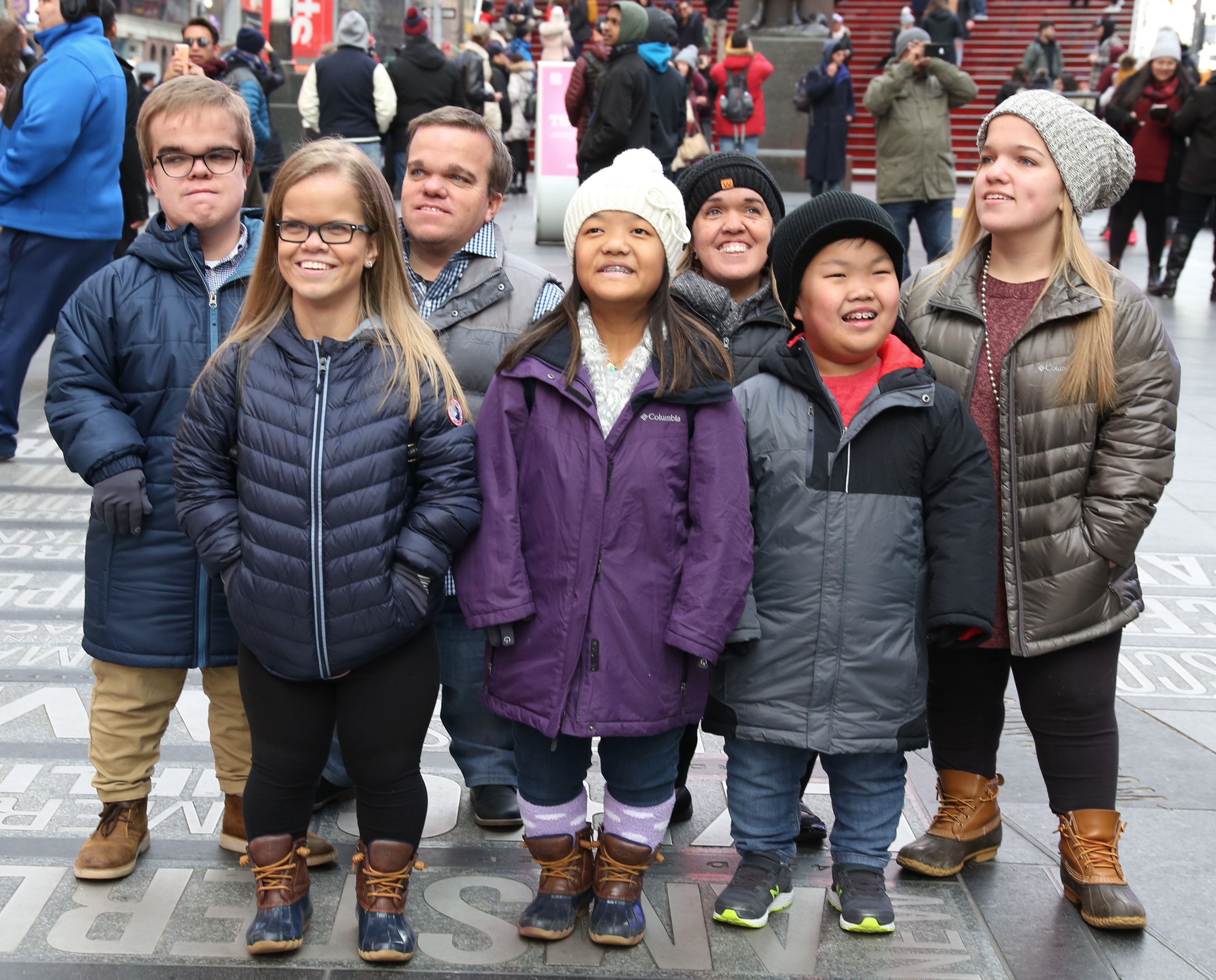 The cast of TLC's "7 Little Johnstons" filming a visit to Times Square on January 4, 2019 | Photo: Getty Images