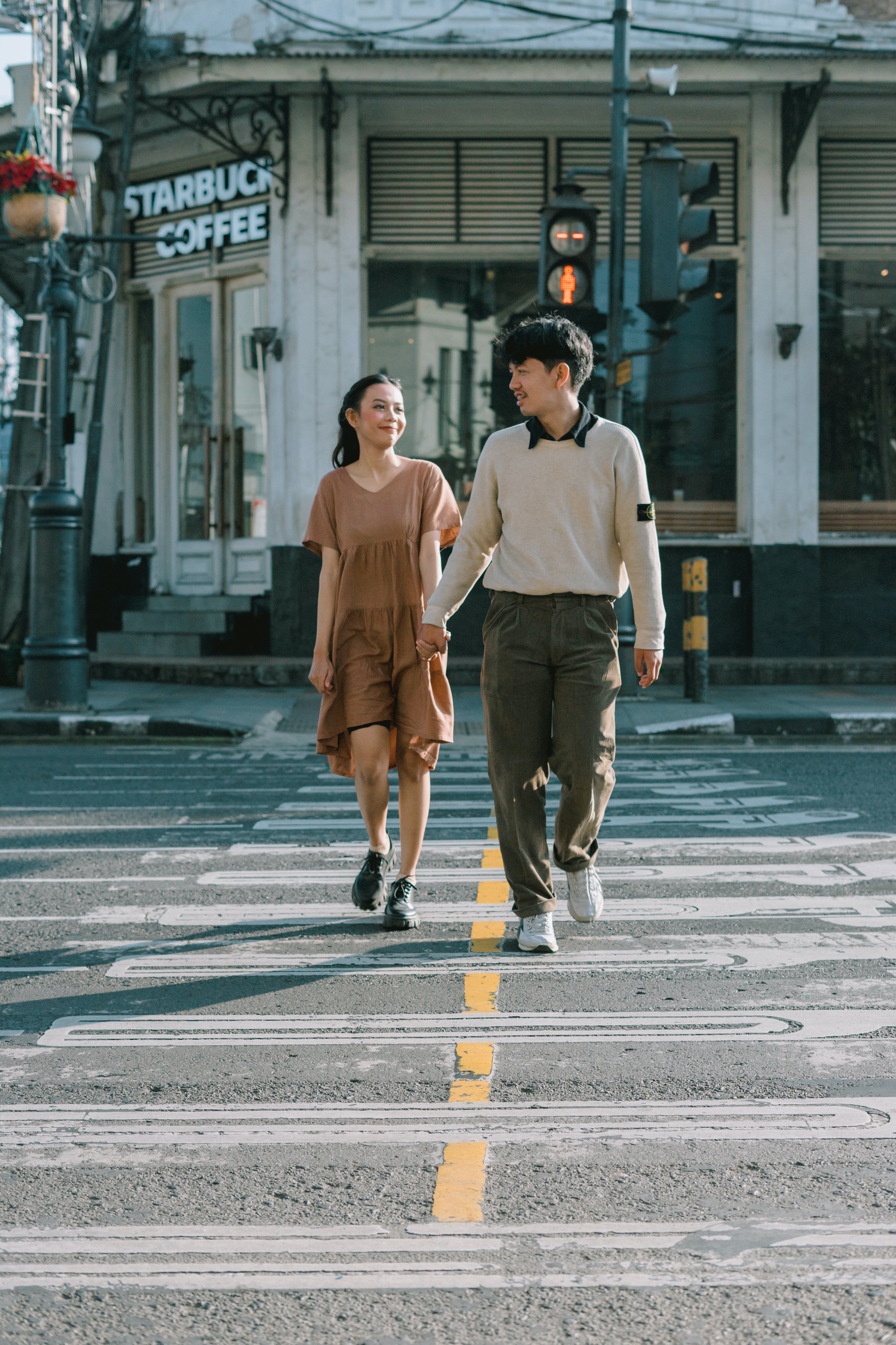 A couple walking and holding hands. | Source: Pexels