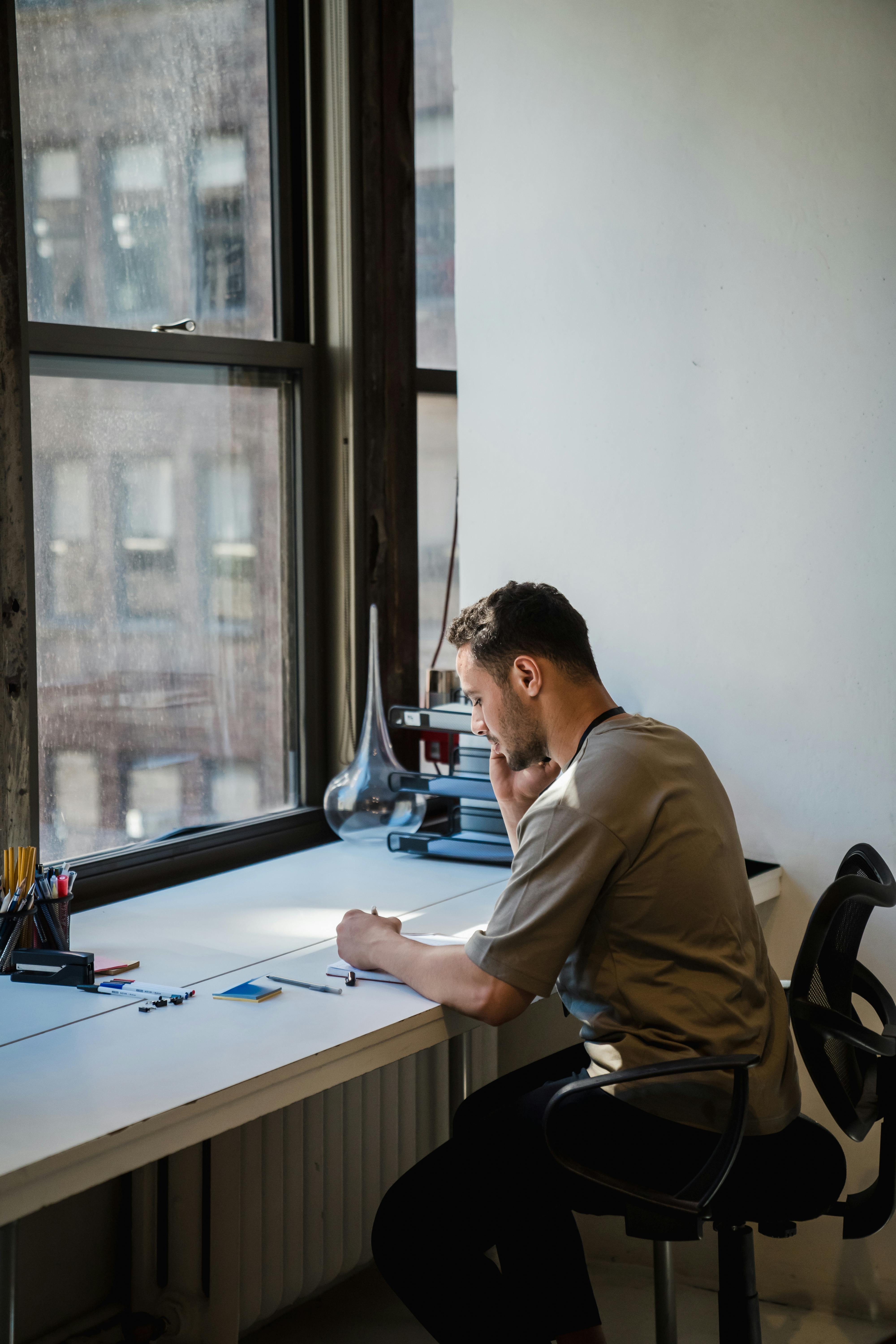 A man talking on a phone | Source: Pexels