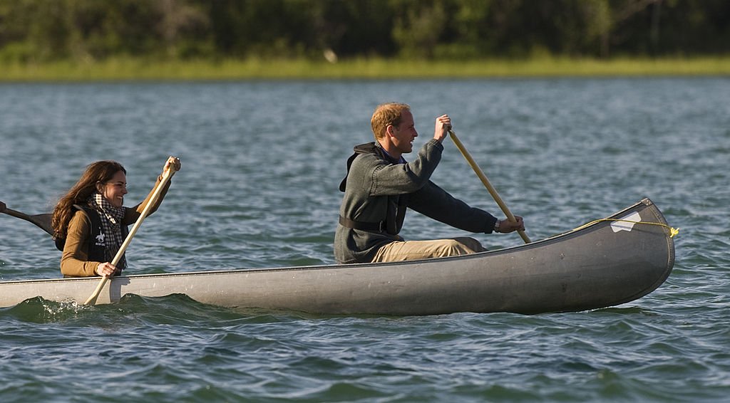 Le duc de Cambridge et Catherine, duchesse de Cambridge, pagaient dans un canoë avec François Paulette, ancien du village de Fort Smith, le 5 juillet 2011 au lac Blatchford, au Canada. | Photo : Getty Images