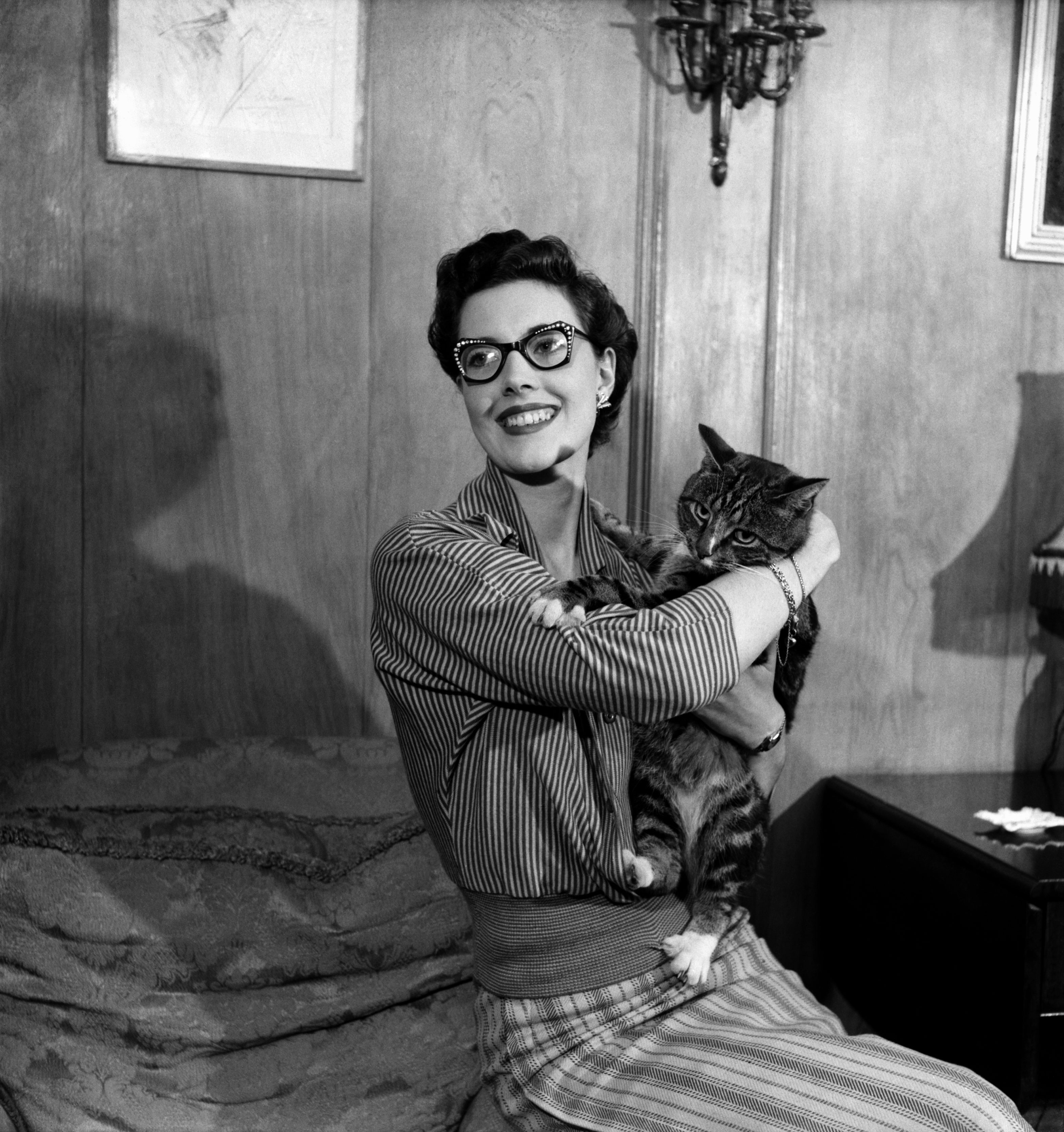Eve "Evie" Wynn seen with her pet cat in August 1952 | Source: Getty Images