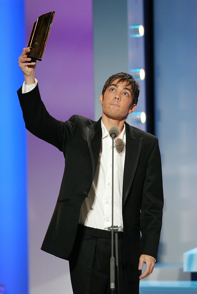 Grégory Lemarchal recevant le NRJ Music Awards du meilleur artiste français. | Photo : Getty Images