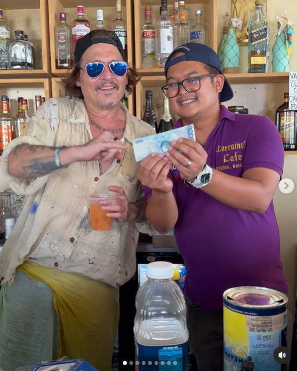 Johnny Depp and @killerbartender at Lorraines Cafe & High Tide in Exuma, Bahamas, on August 30, 3034 | Source: Instagram/killerbartender