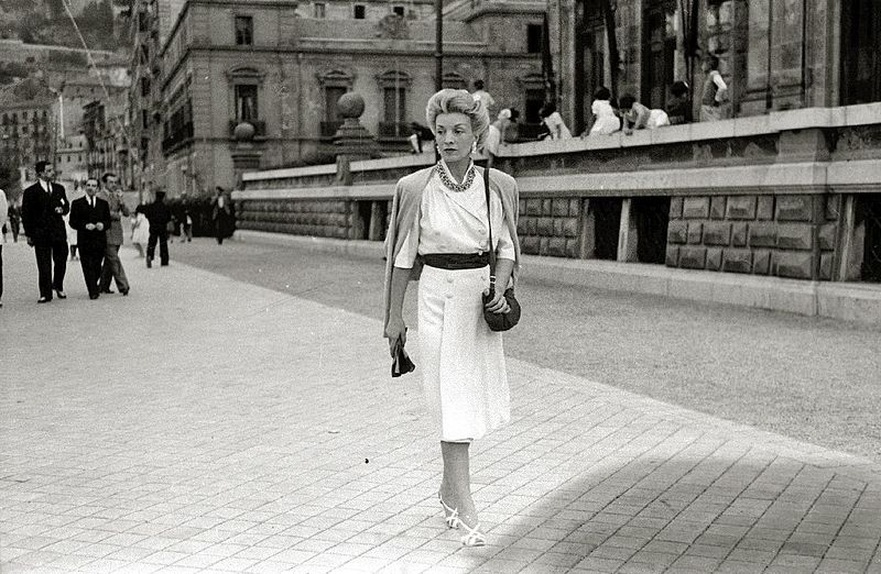 Conchita Montenegro, famosa actriz española, caminando por las calles de San Sebastián (Guipúzcoa). Año 1940. | Imagen: Wikimedia Commons Conchita Montenegro, famosa actriz española, caminando por las calles de San Sebastián (Guipúzcoa). Año 1940. | Imagen: Wikimedia Commons