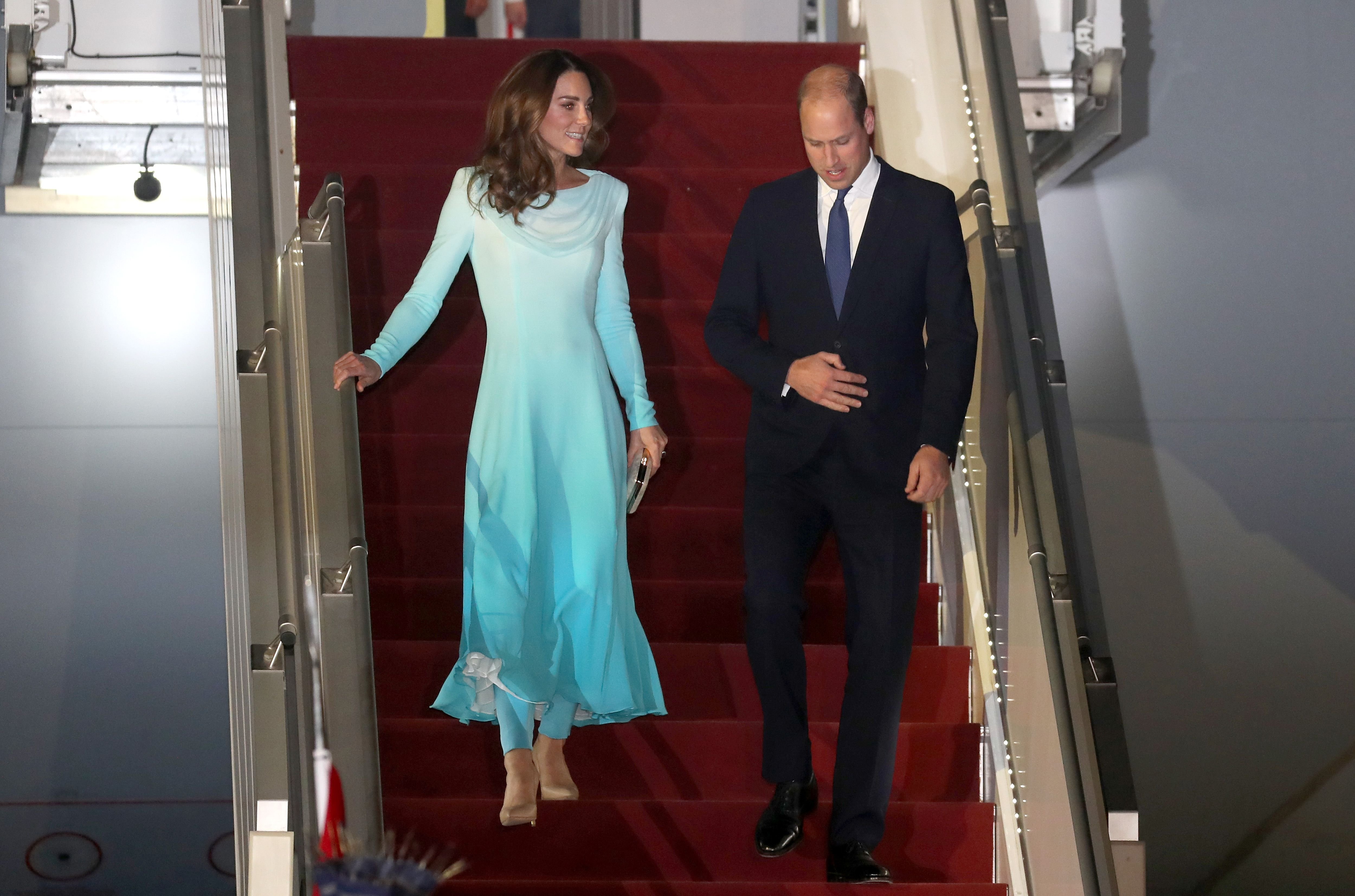 Catherine, duchesse de Cambridge et le prince William, duc de Cambridge arrivent à la base aérienne de Kur Khan avant leur tournée royale au Pakistan le 14 octobre 2019 à Rawalpindi. | Photo : Getty Images