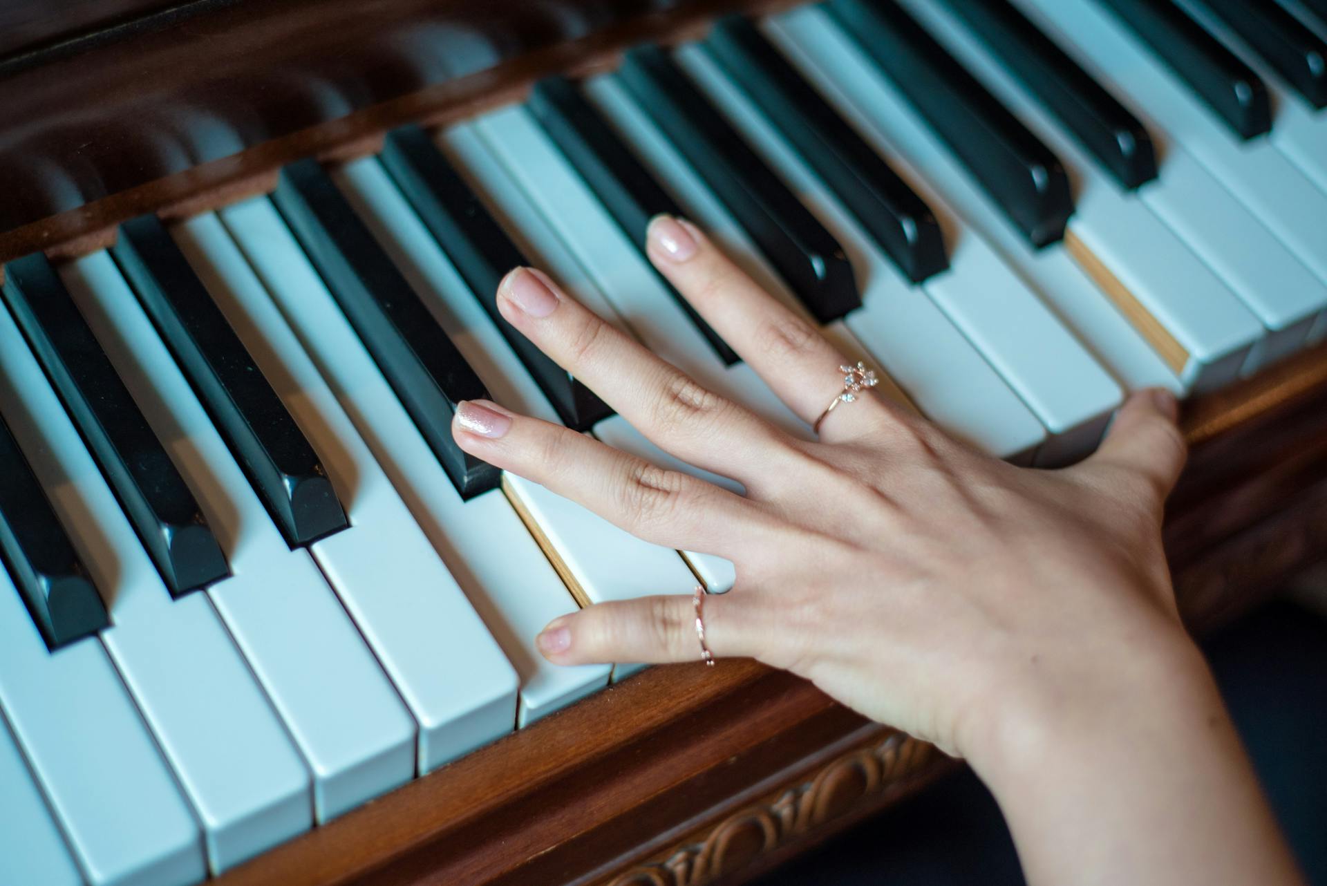 A woman playing a piano | Source: Pexels
