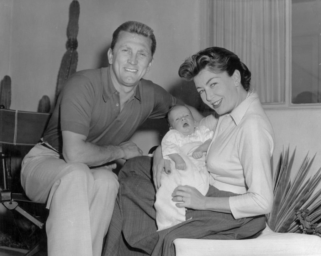 The actor Kirk Douglas with his wife Anne Buydens and their son Peter Vincent Douglas. | Photo: Getty Images