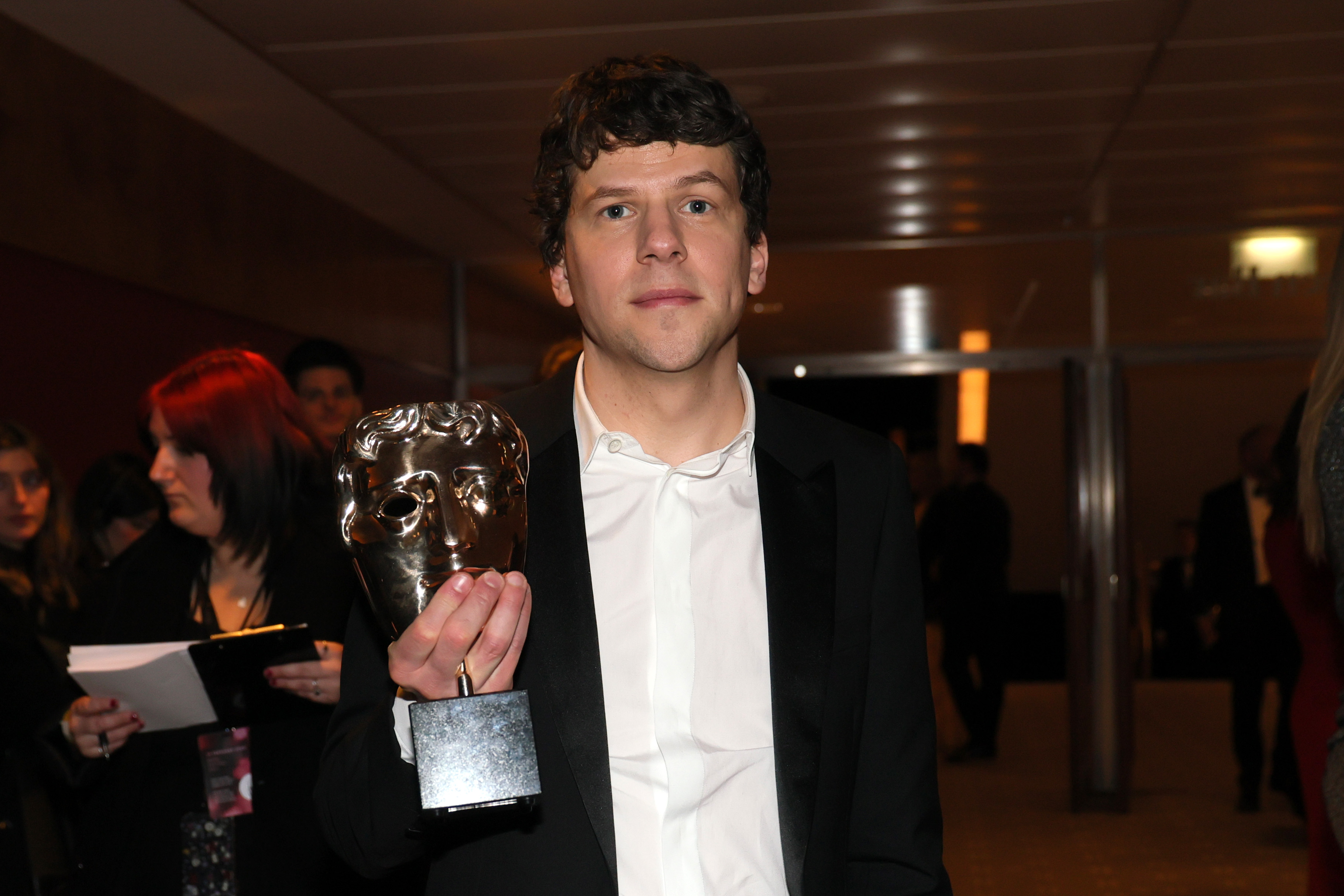 Jesse Eisenberg poses with the Supporting Actor Award, on behalf of Kieran Culkin for "A Real Pain" on February 16, 2025 | Source: Getty Images