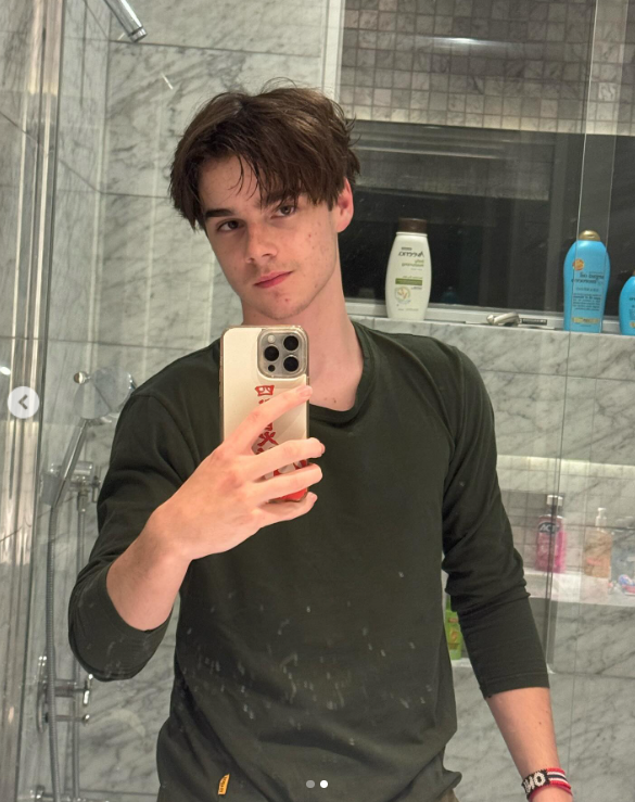 Valentino Martin's mirror selfie, posted on May 22, 2024 | Source: Instagram.com/tino_mart1n