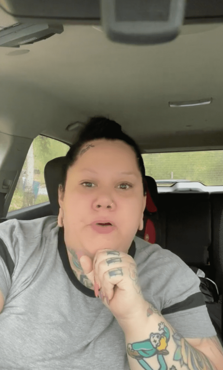 Woman tells viewers that an airline has offered her a discount code on future flights after she was removed from a flight | Photo: TikTok/fattrophywife