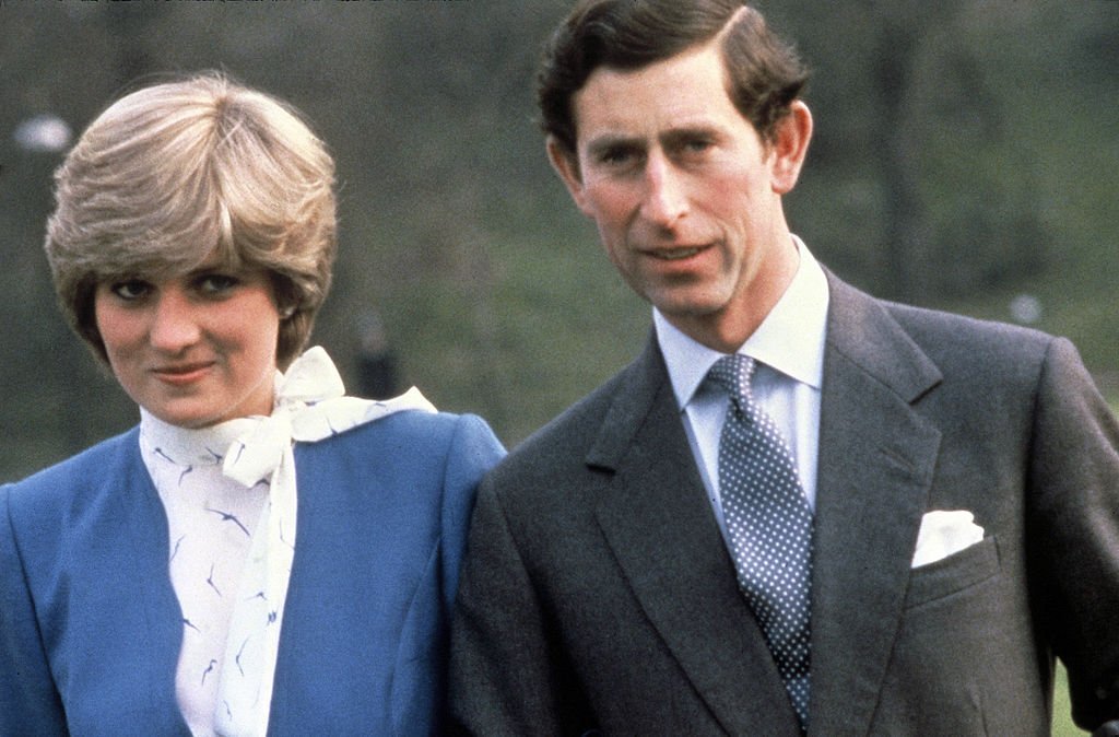 La princesse Diana, princesse de Galles, et le prince Charles, prince de Galles, devant le palais de Buckingham lorsqu'ils annoncent leurs fiançailles le 24 février 1981 à Londres, en Angleterre. | Source: Getty Images.