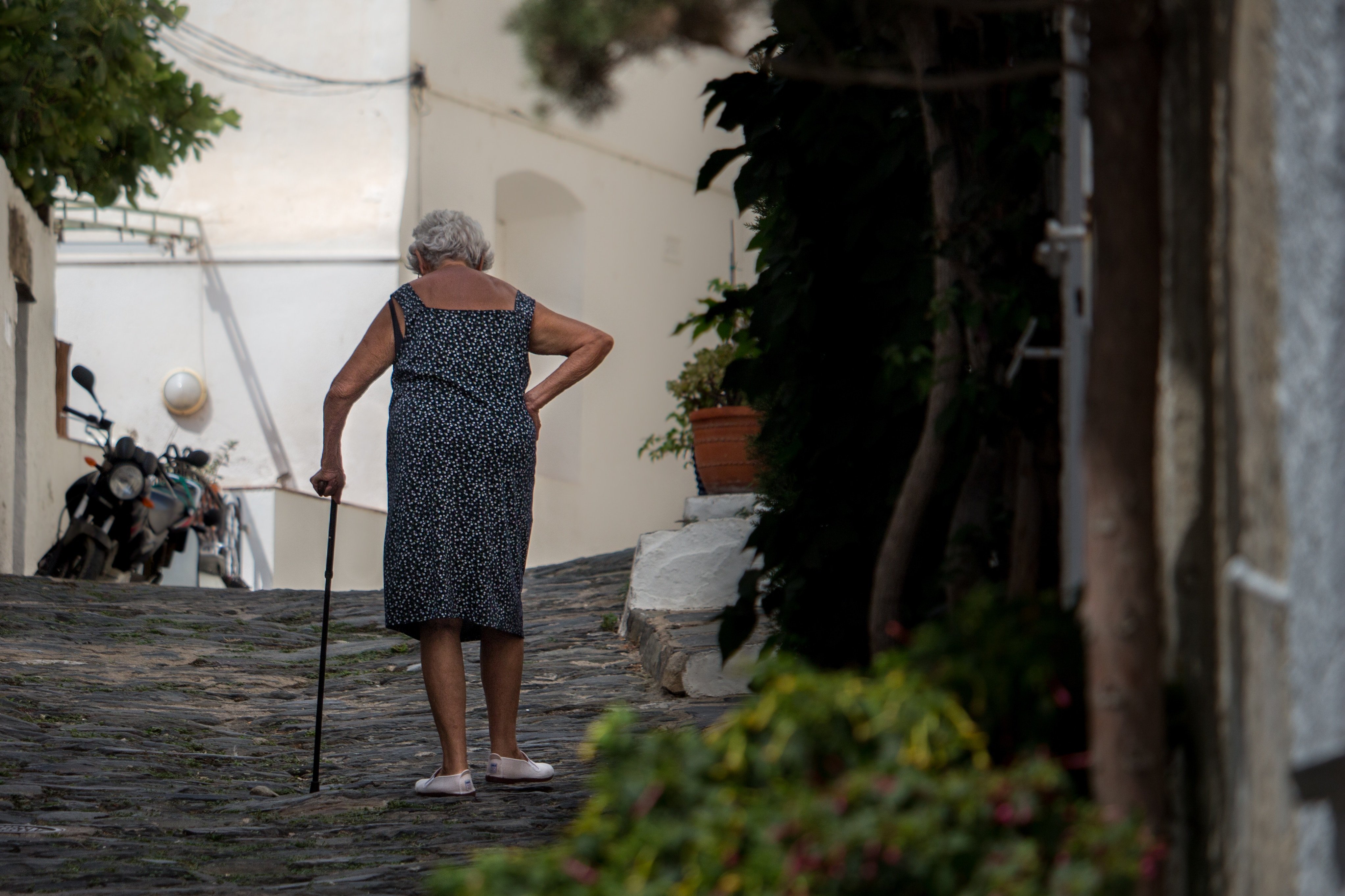 Une Grand-mère marchant en tenant une canne | Source : Unsplash