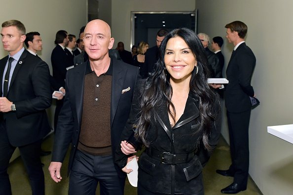 Jeff Bezos et Lauren Sanchez aux Milk Studios le 07 février 2020 à Los Angeles, Californie. | Photo : Getty Images Jeff Bezos et Lauren Sanchez aux Milk Studios le 07 février 2020 à Los Angeles, Californie. | Photo : Getty Images