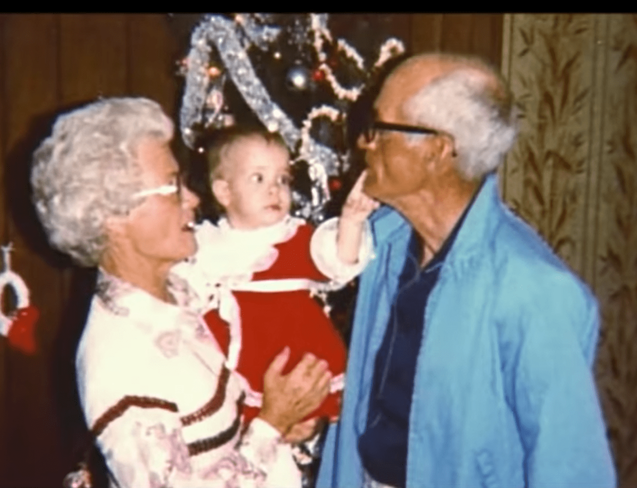 Kim Mays ja hänen isovanhempansa, kun hän oli lapsi.  |  Lähde: youtube.com/ABC News