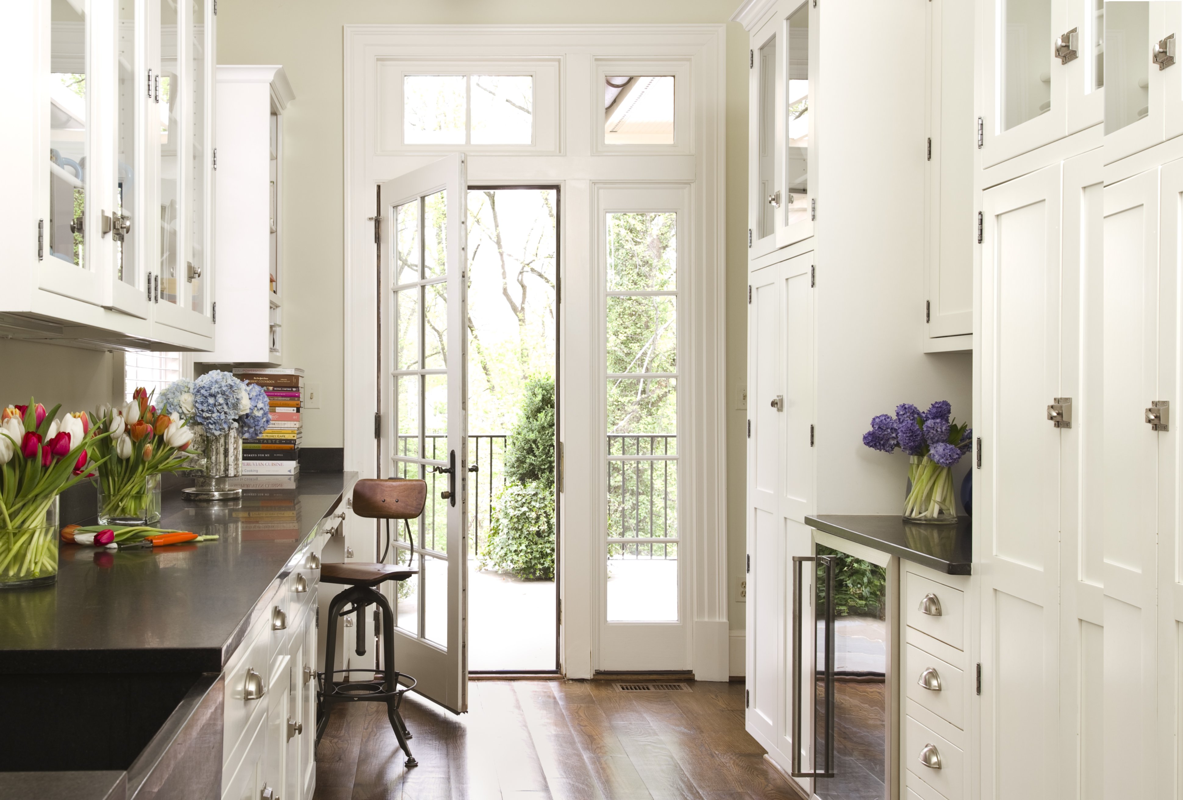 Geoff Tracy and Norah O'Donnell's white cabinet prep room with wooden floors. | Photo: Getty Images