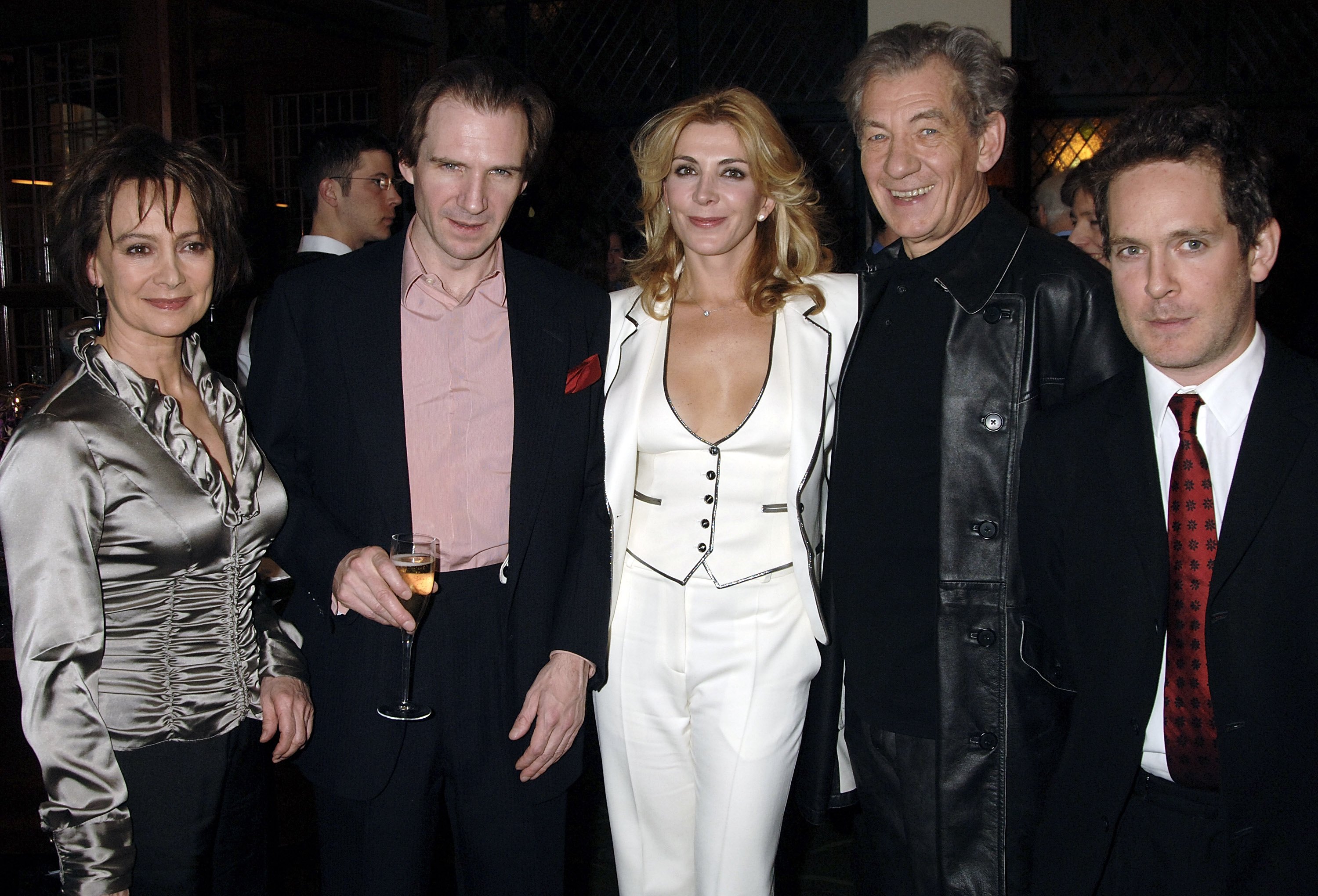 Francesca Annis, Ralph Fiennes, Natasha Richardson, Sir Ian McKellen and Tom Hollander on January 30, 2006 in London, England | Source: Getty Images