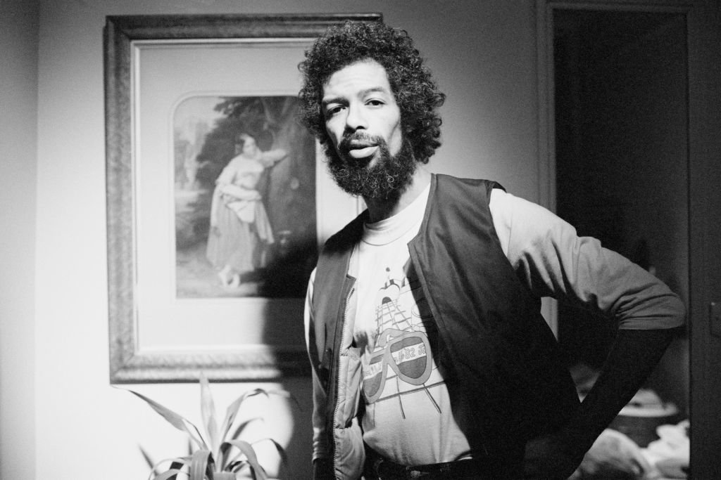 Gil Scott-Heron, portrait in a hotel room, London, 1983. | Photo: Getty Images