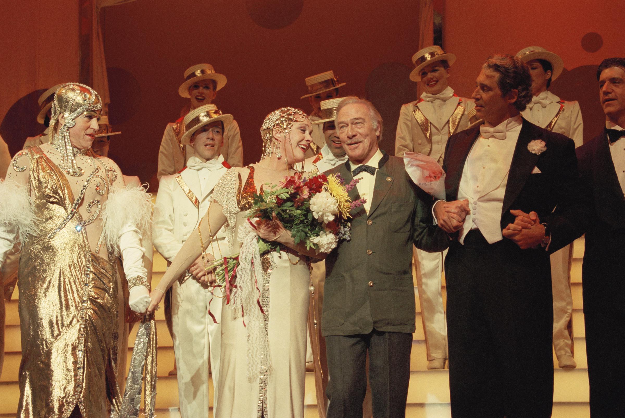 Julie Andrews and her castmates onstage during the actress's final performance in the Broadway musical "Victor/Victoria" on June, 8, 1997, in New York City. | Source: Getty Images