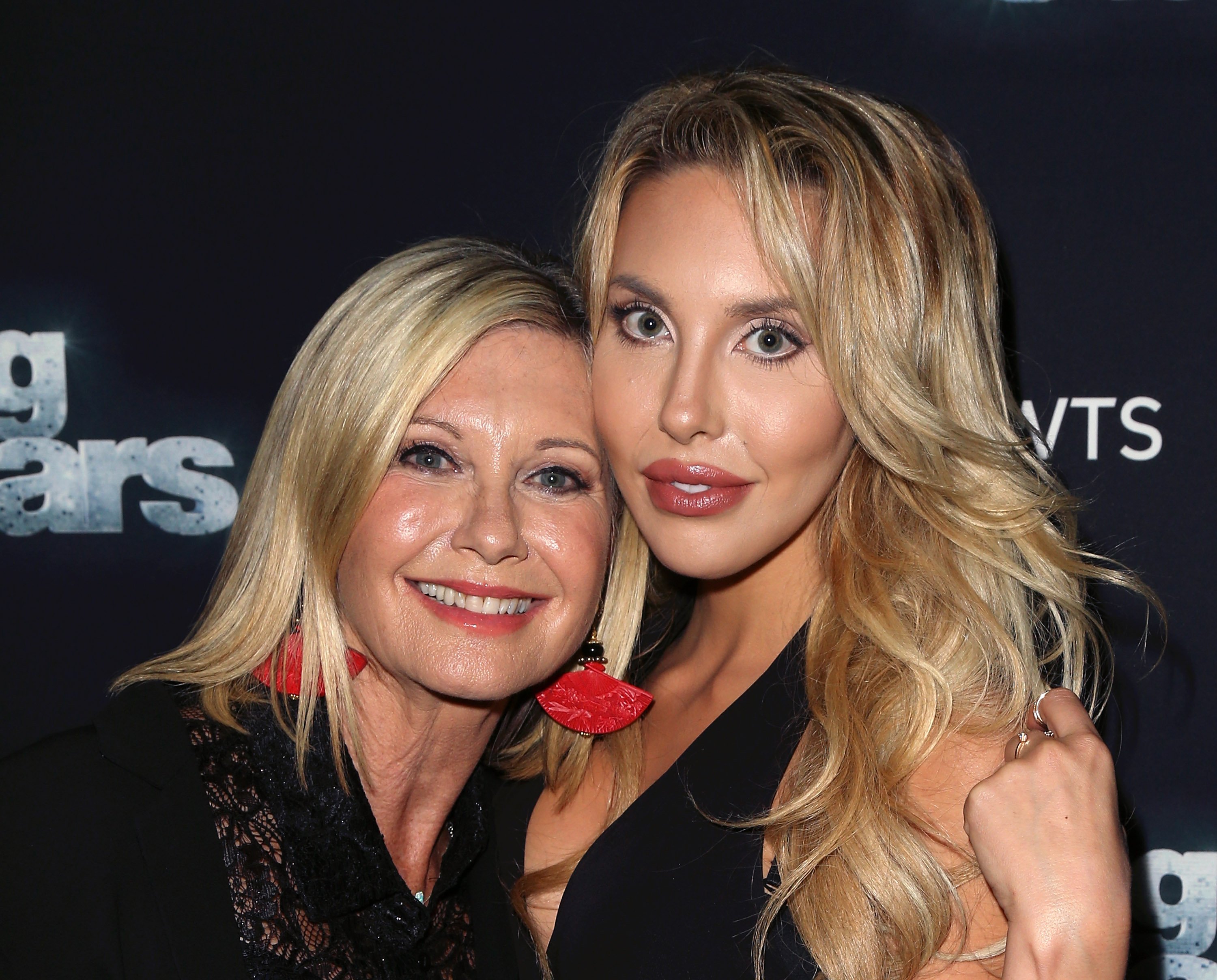 Olivia Newton-John and Chloe Lattanzi at the set of "Dancing with the Stars" Season 21 on October 19, 2015 | Source: Getty Images
