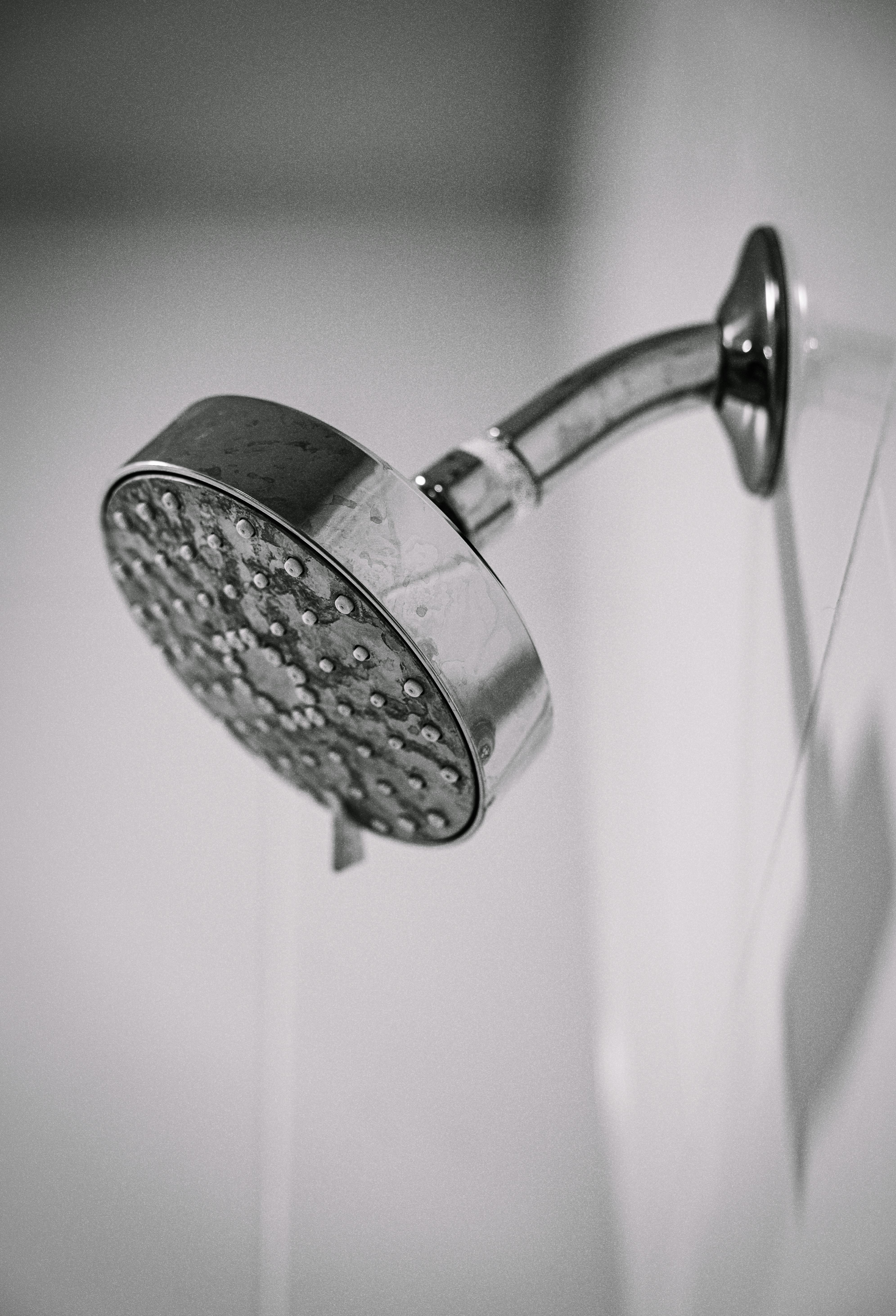 A metal showerhead | Source: Pexels