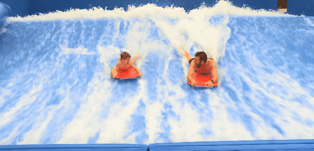 Dierks and Knox Bentley at the waterpark. | Source: Youtube/Dierks Bentley