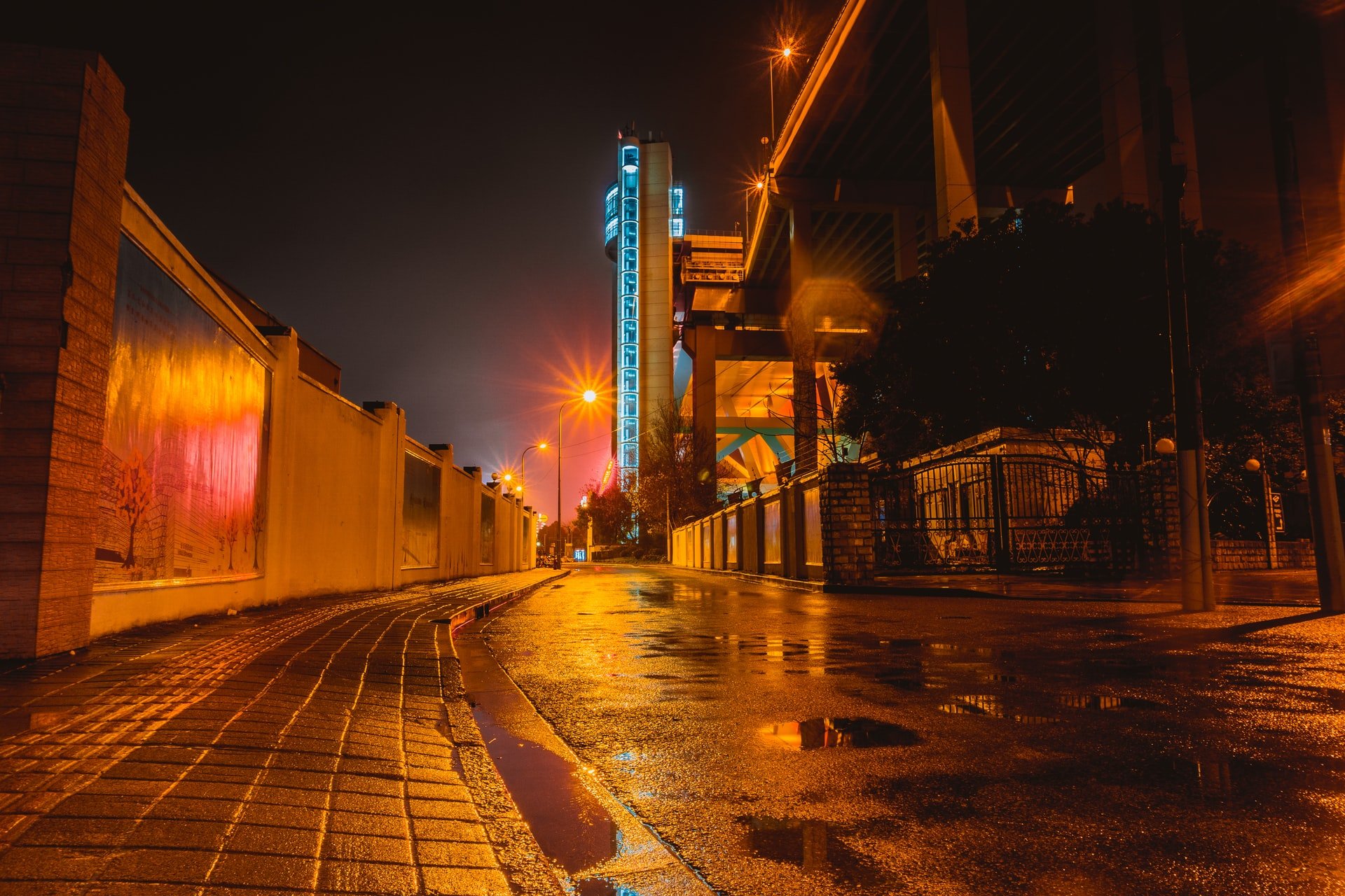 Fotografía de una ciudad en la noche. | Foto: Unsplash