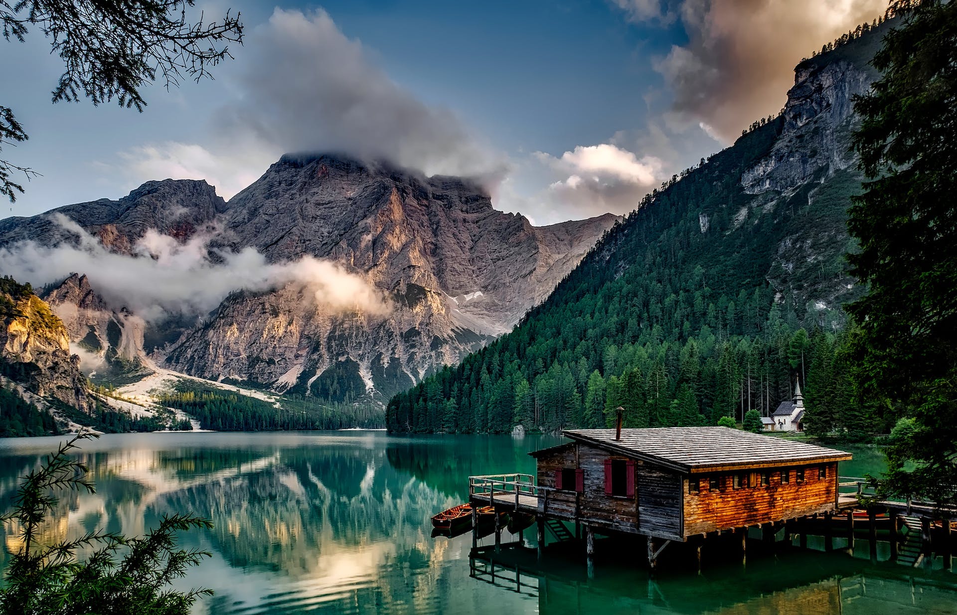 A wooden house in the middle of a lake overlooking the mountains | Source: Pexels