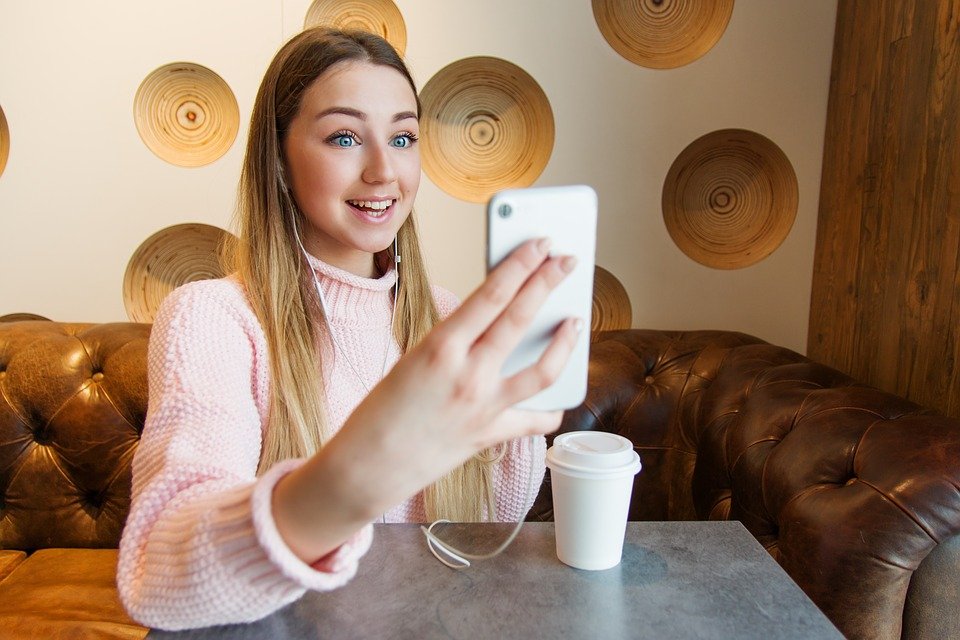 Une fille qui fait un appel vidéo. | Photo : Pixabay