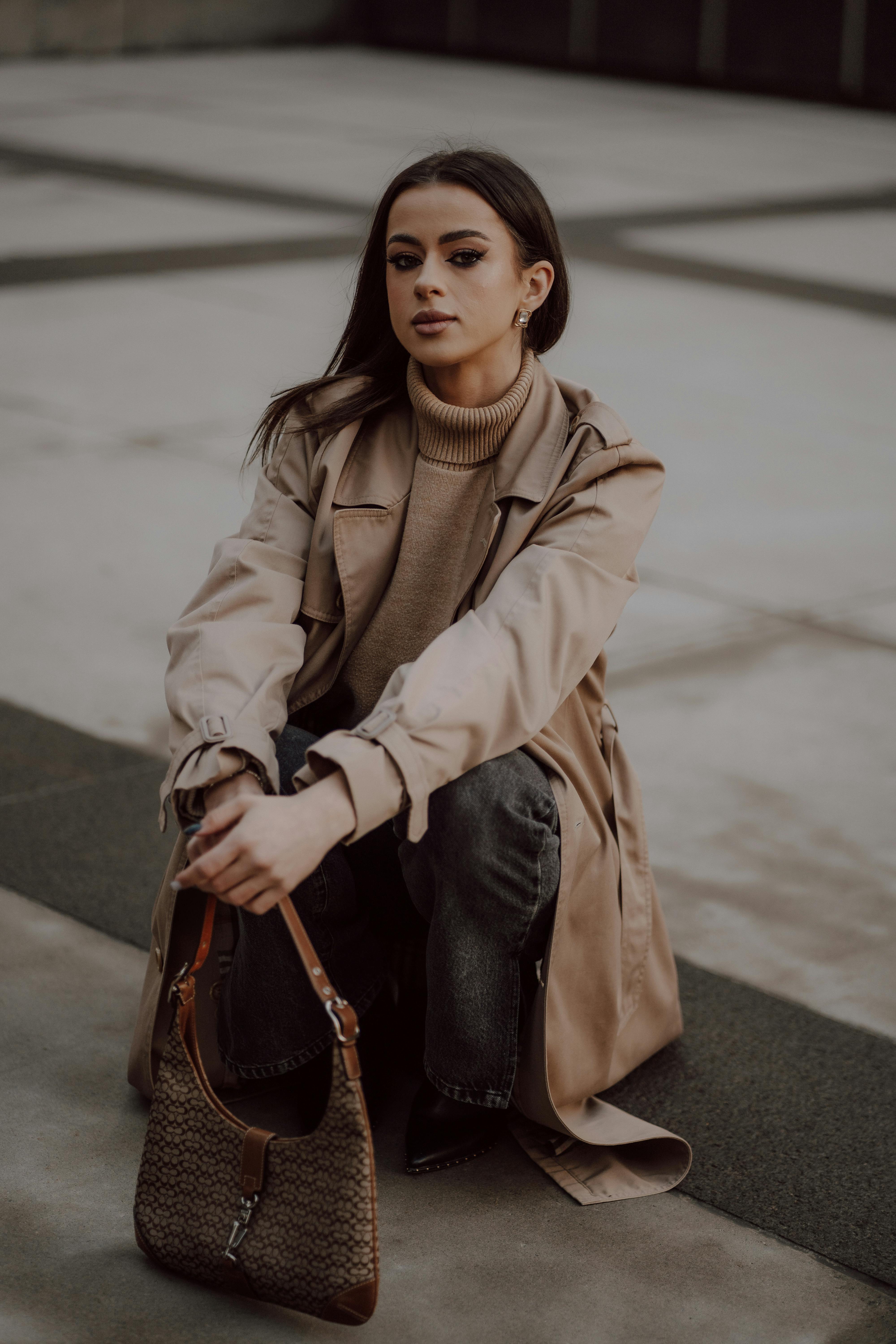 A woman sits on the pavement | Source: Pexels