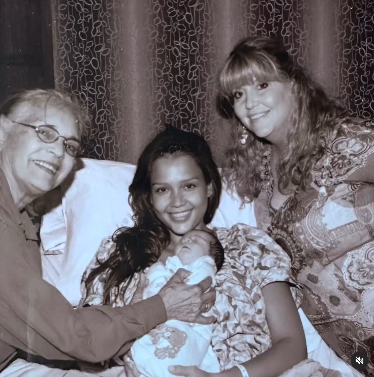 Honor Warren with her mother Jessica Alba and others in a post uploaded on June 7, 2024 | Source: Instagram/jessicaalba