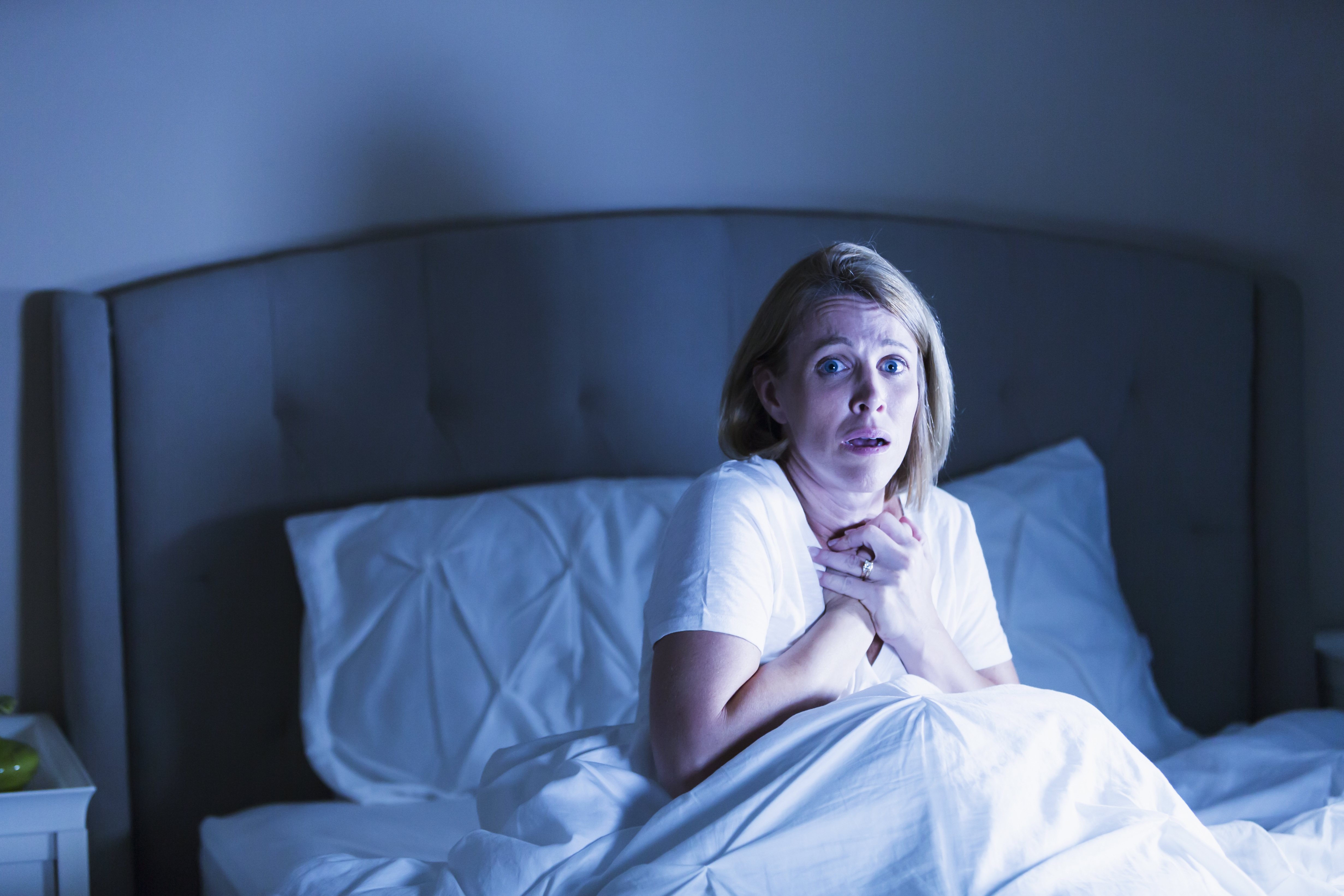 Woman in bed woken up by something frightful | Source: Getty Images