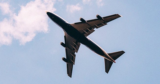 An airplane flying in the sky | Photo: pxhere.com 