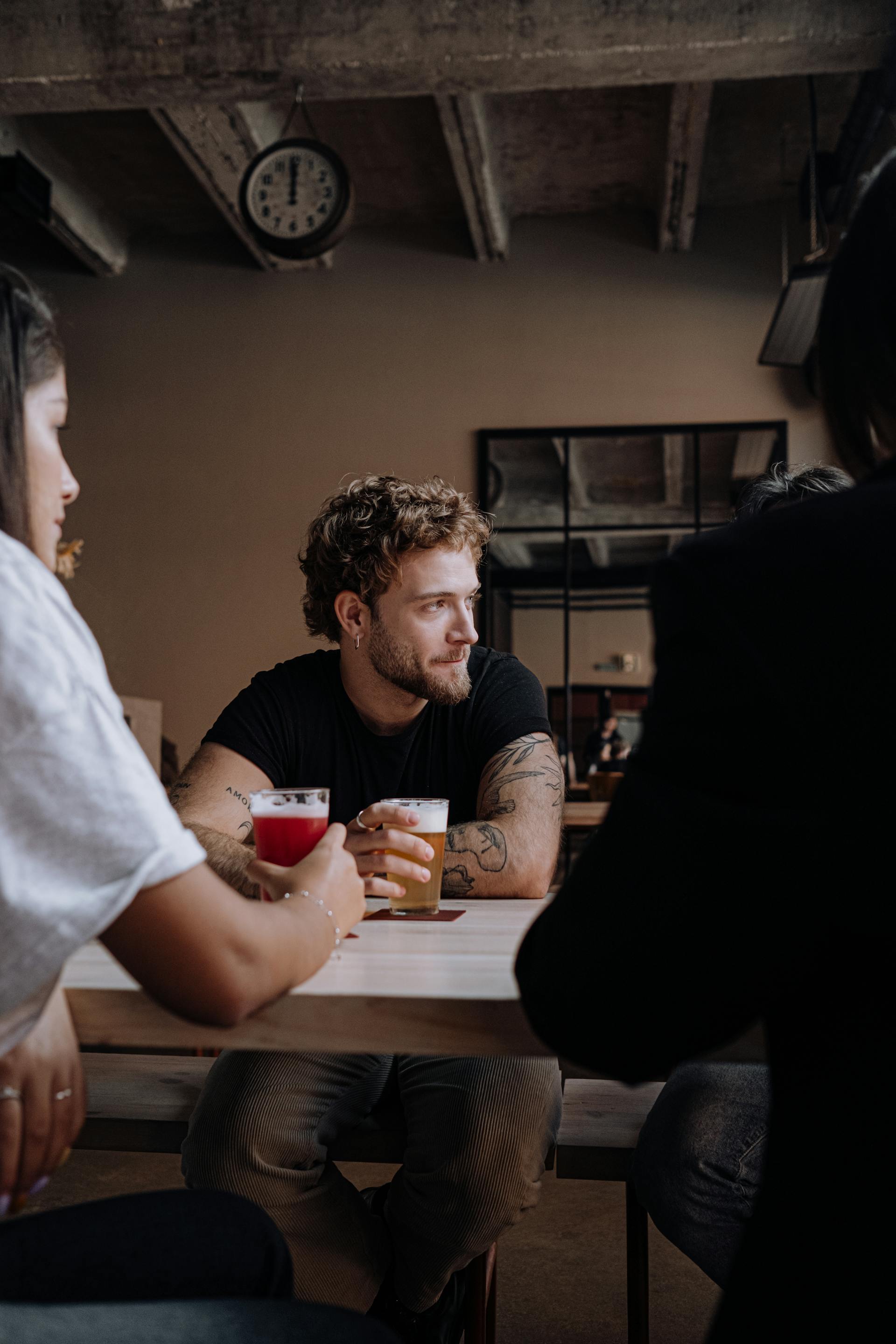 People in a pub | Source: Pexels