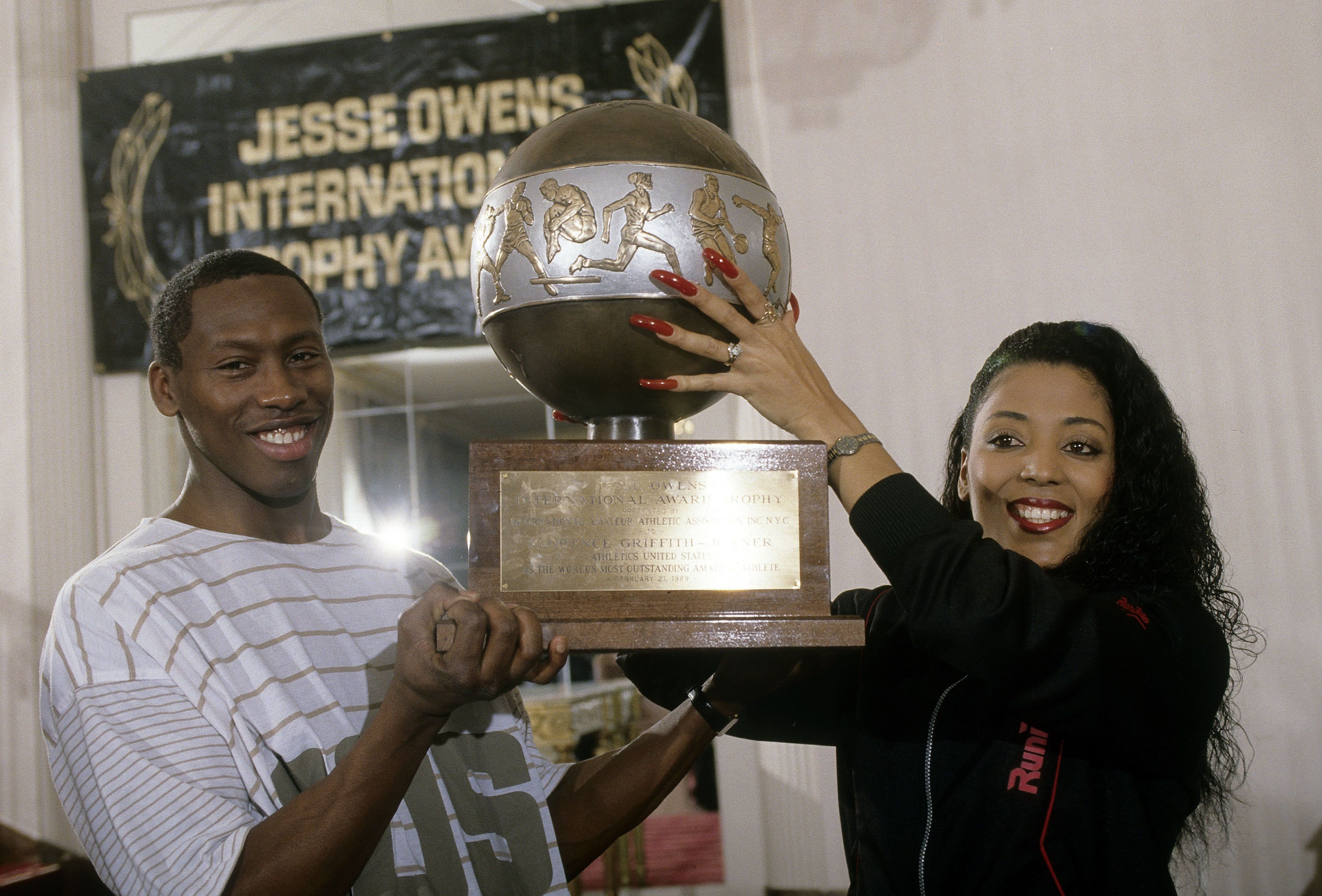 Florence Joyner with Al Joyner holding the "Jesse Owens International Awards Trophy" on February 21, 1989 in New York. | Photo: Getty Images