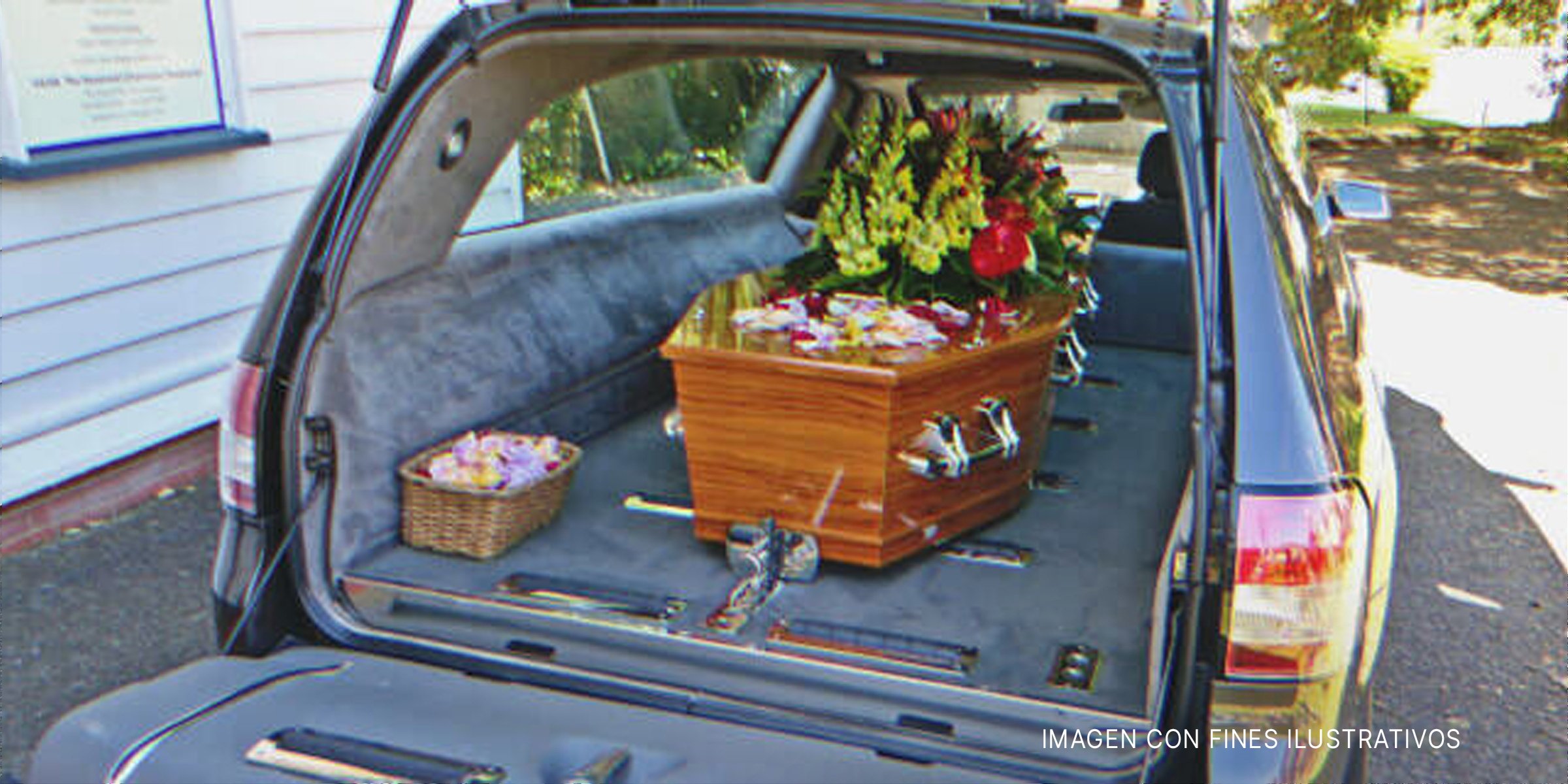 Ataúd en carro fúnebre. | Foto: Shutterstock