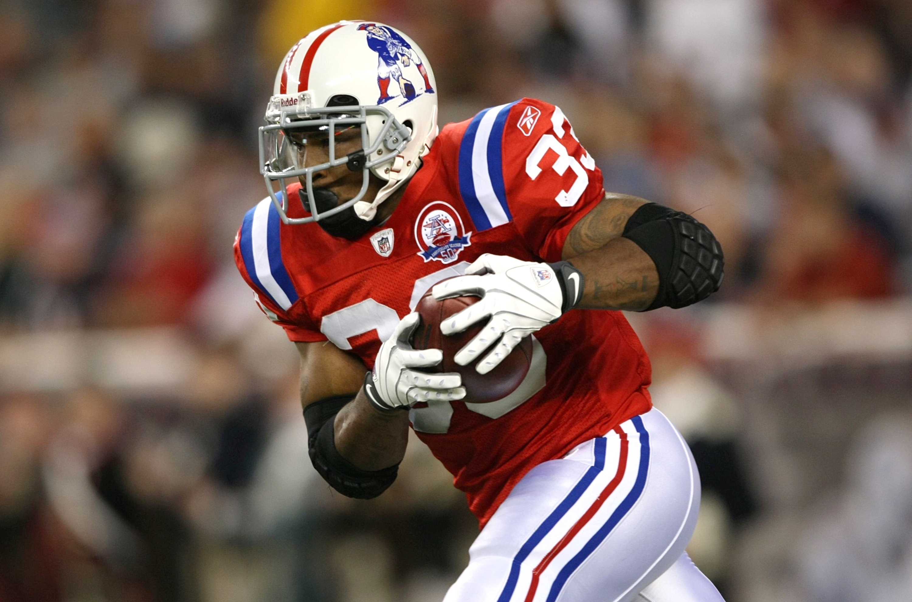 Kevin Faulk runs with the ball in the first half against the Buffalo Bills on September 14, 2009, at Gillette Stadium in Foxboro, Massachusetts | Source: Getty Images