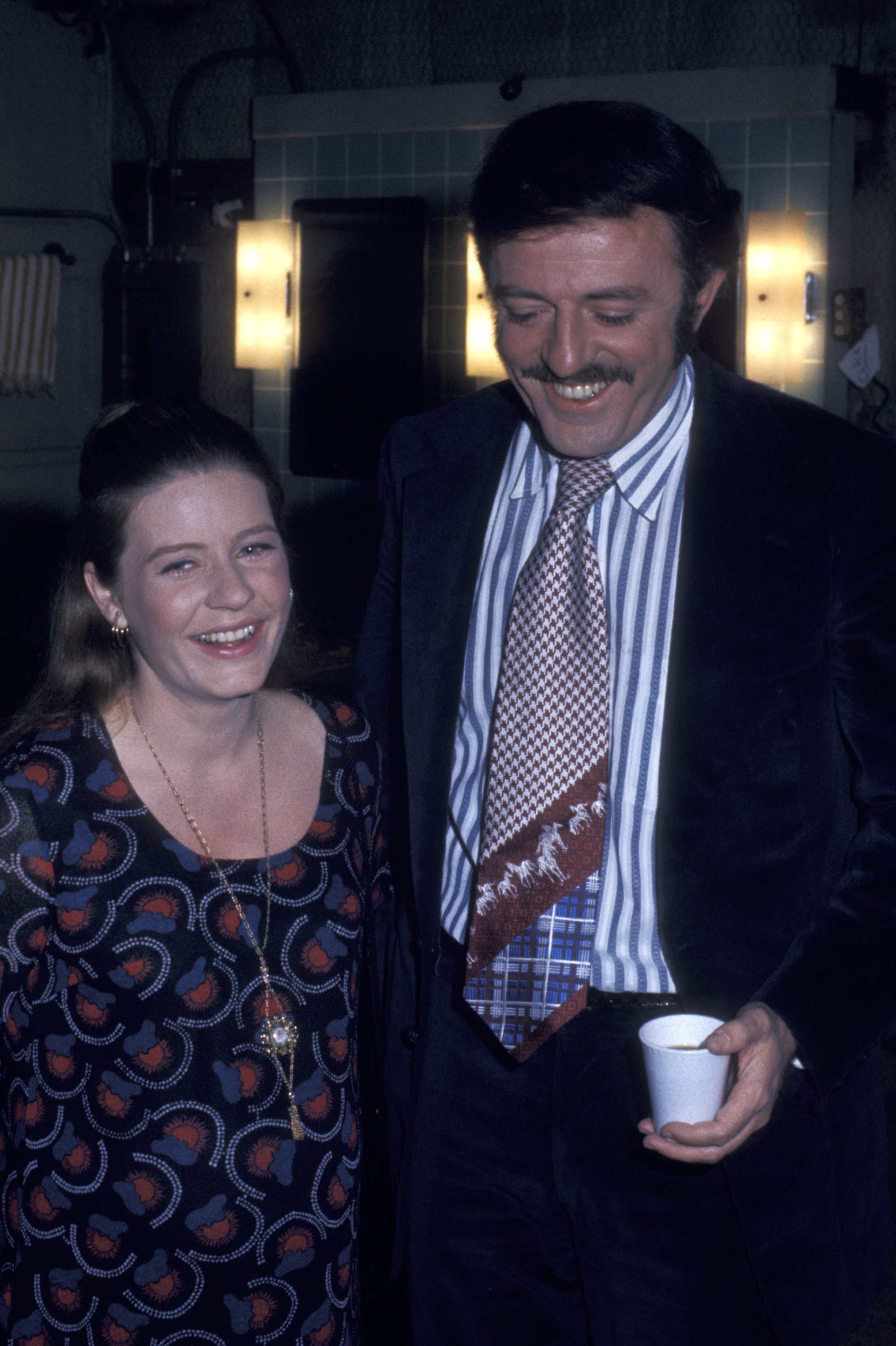 Patty Duke and John Astin at the Easter Seals Telethon on April 7, 1973. | Source: Getty Images