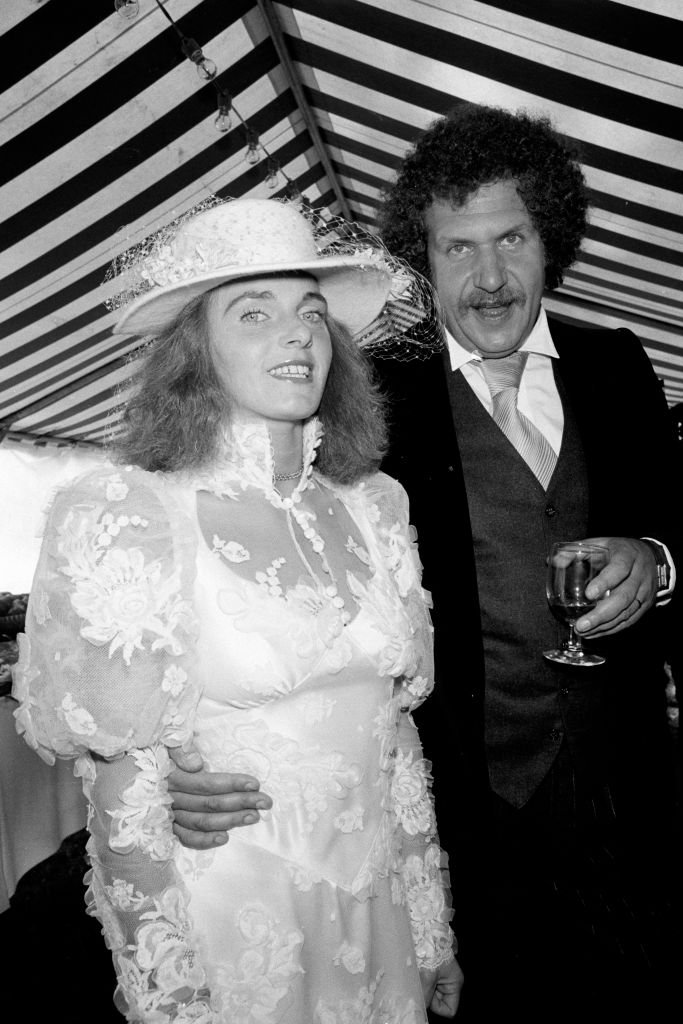 Mariage du chanteur Mort Shuman avec Elisabeth Moreau à Villiers-Saint-Benoît le 28 septembre 1974, France. | Photo : Getty Images Mariage du chanteur Mort Shuman avec Elisabeth Moreau à Villiers-Saint-Benoît le 28 septembre 1974, France. | Photo : Getty Images