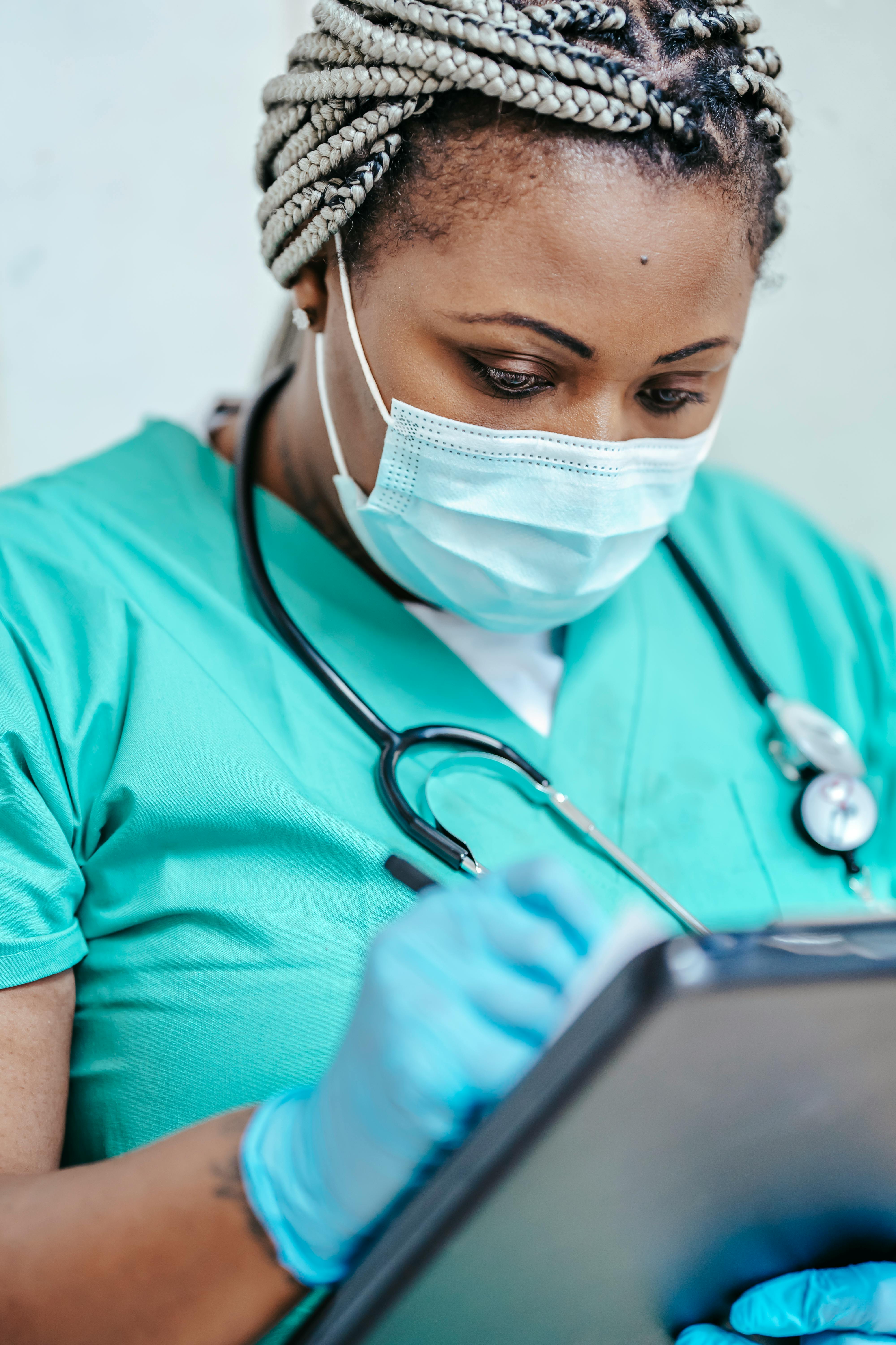 A nurse writing | Source: Pexels