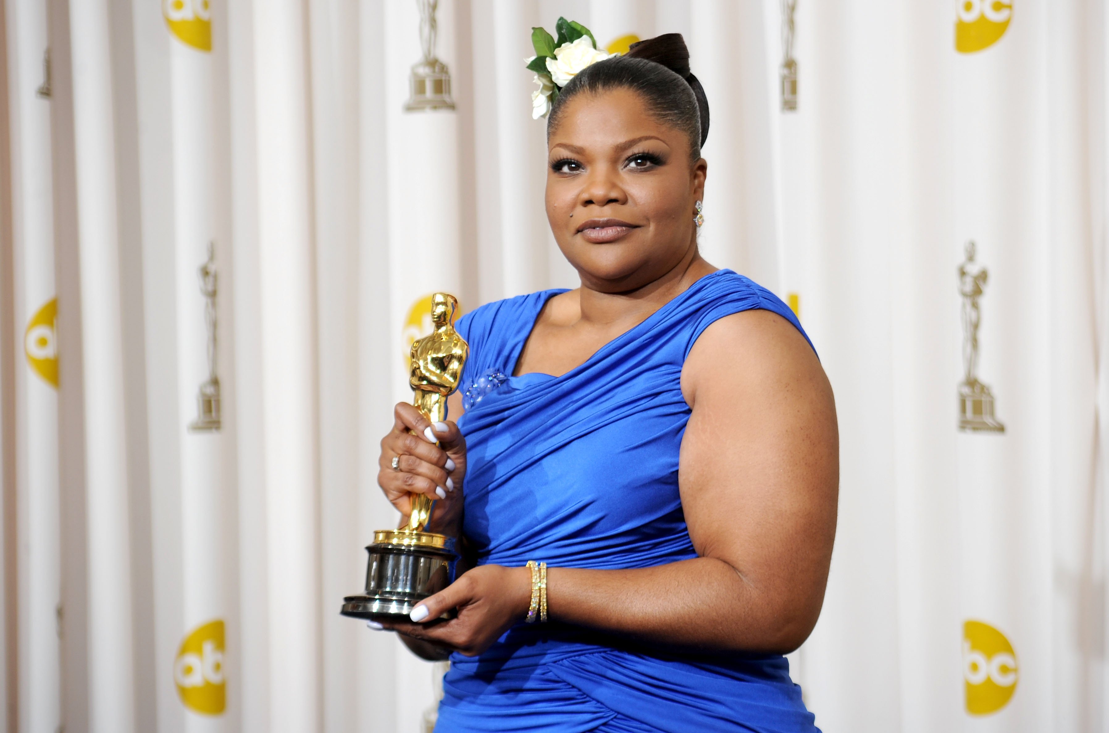 Academy Award winner Mo'Nique showing off her Oscar for Best Supporting Actress  for the film, "Precious" in 2010. | Photo: Getty Images