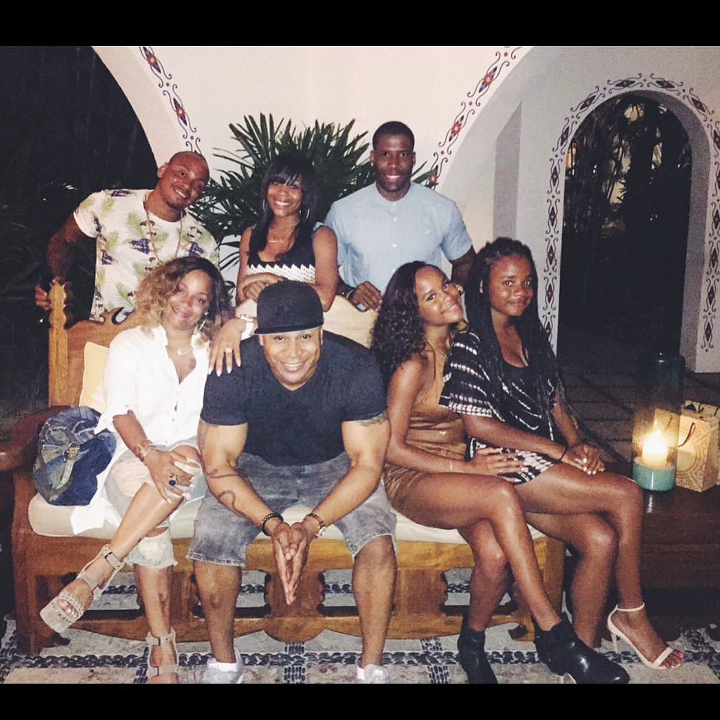 Simone Smith and LL Cool J with their family, from a post dated January 31, 2020 | Source: Instagram/sislovespurple