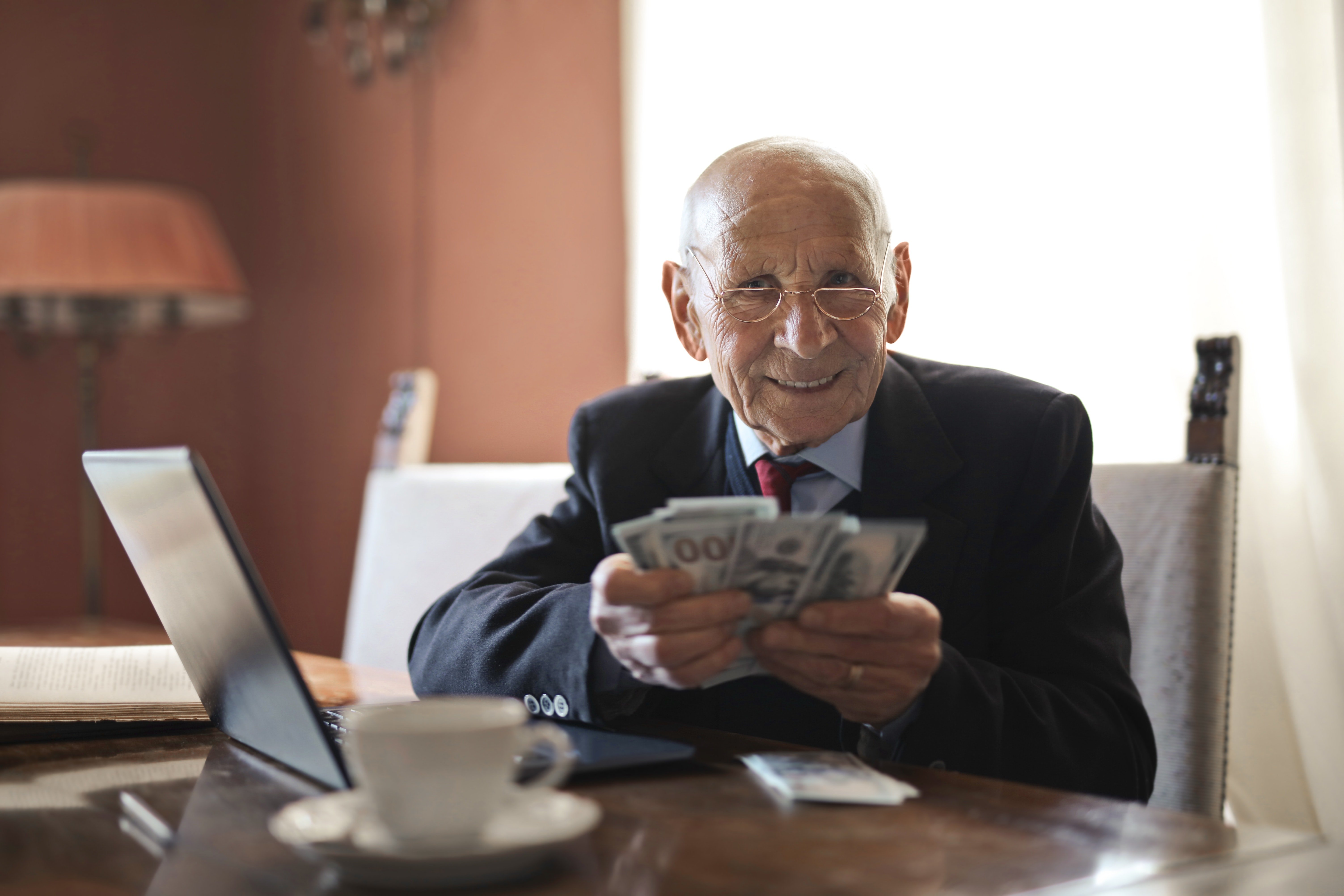 An elderly man holding money | Photo: Pexels