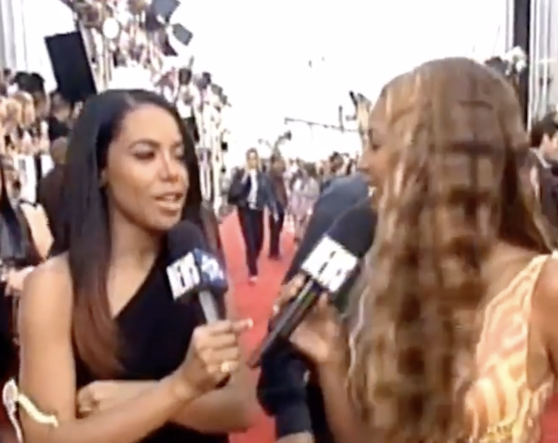 Aaliyah and Beyoncé on the red carpet during a late-1990s awards show, as posted in August 2016 | Source: Instagram/beyonce